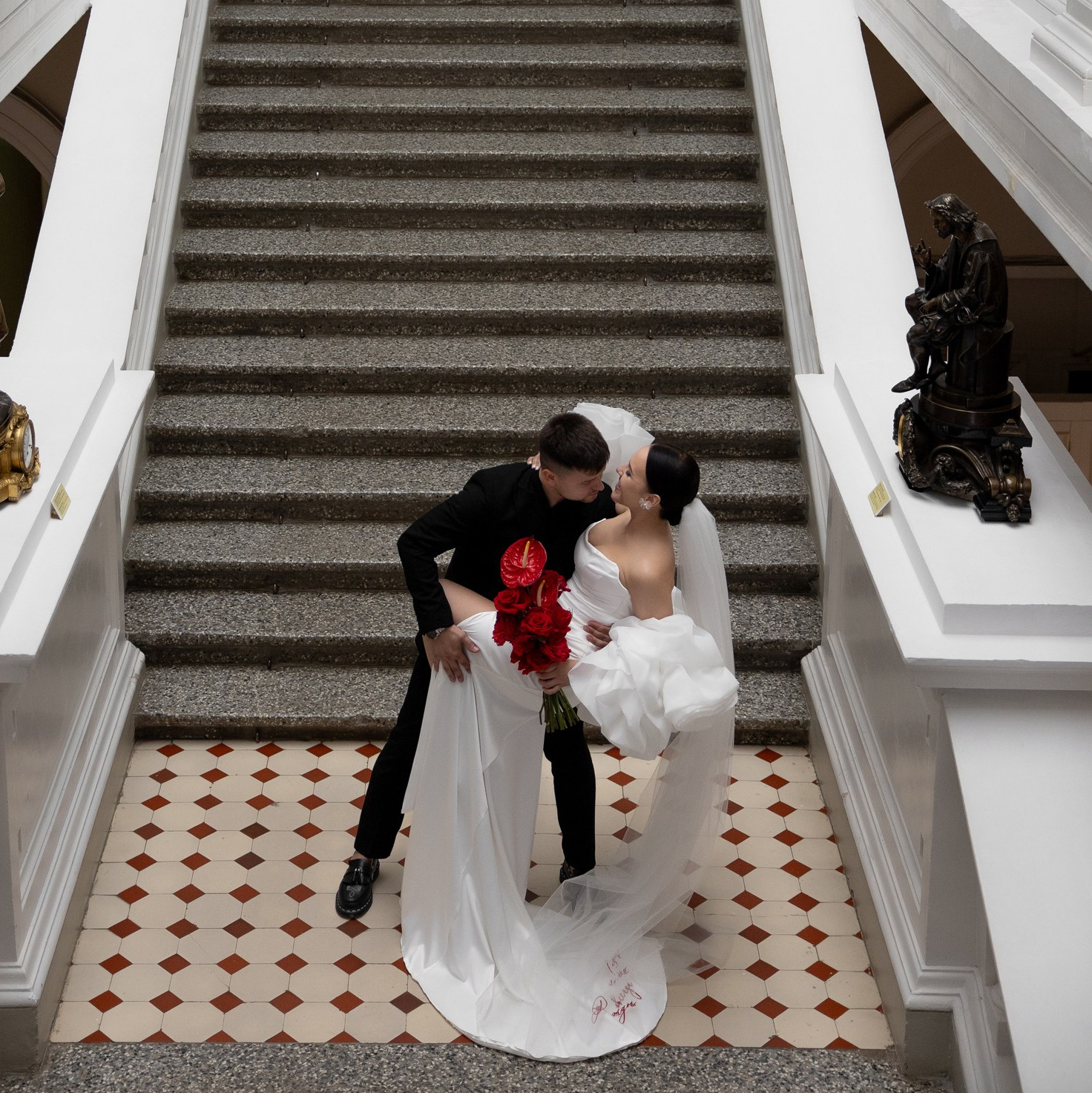 Здравствуйте! Я свадебный фотограф из Ульяновска, работаю в том числе по всей России и с выездом за границу. Снимаю свадьбы, lovestory, корпоративы, светский репортаж. Провожу обучение по фотографии, мастер-классы и воркшопы для других фотографов.