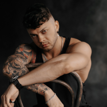 Мужчины модели для рекламной предметной съемки в Красноярске