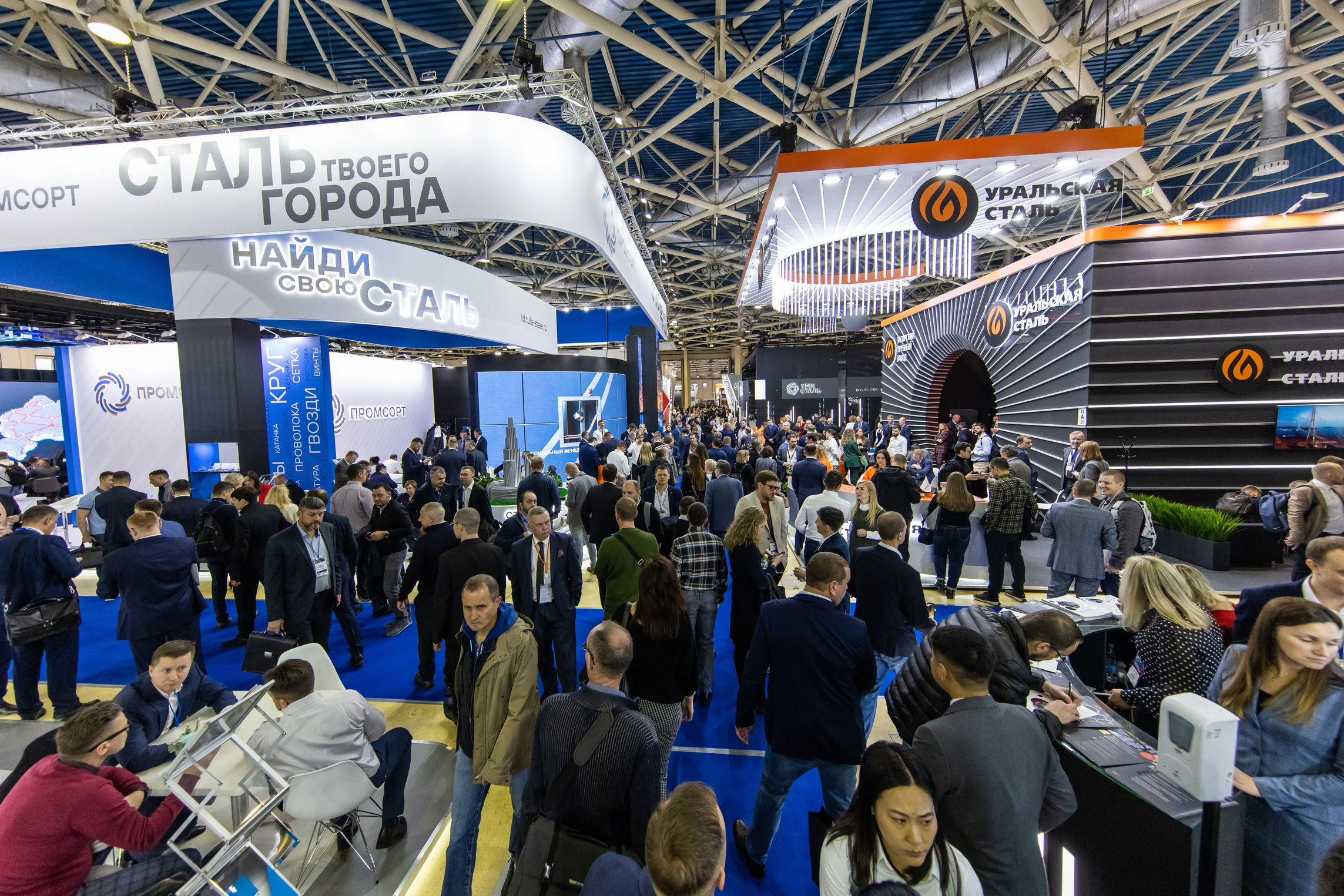 съемка деловых мероприятий - посетители на отраслевой выставке в Москве