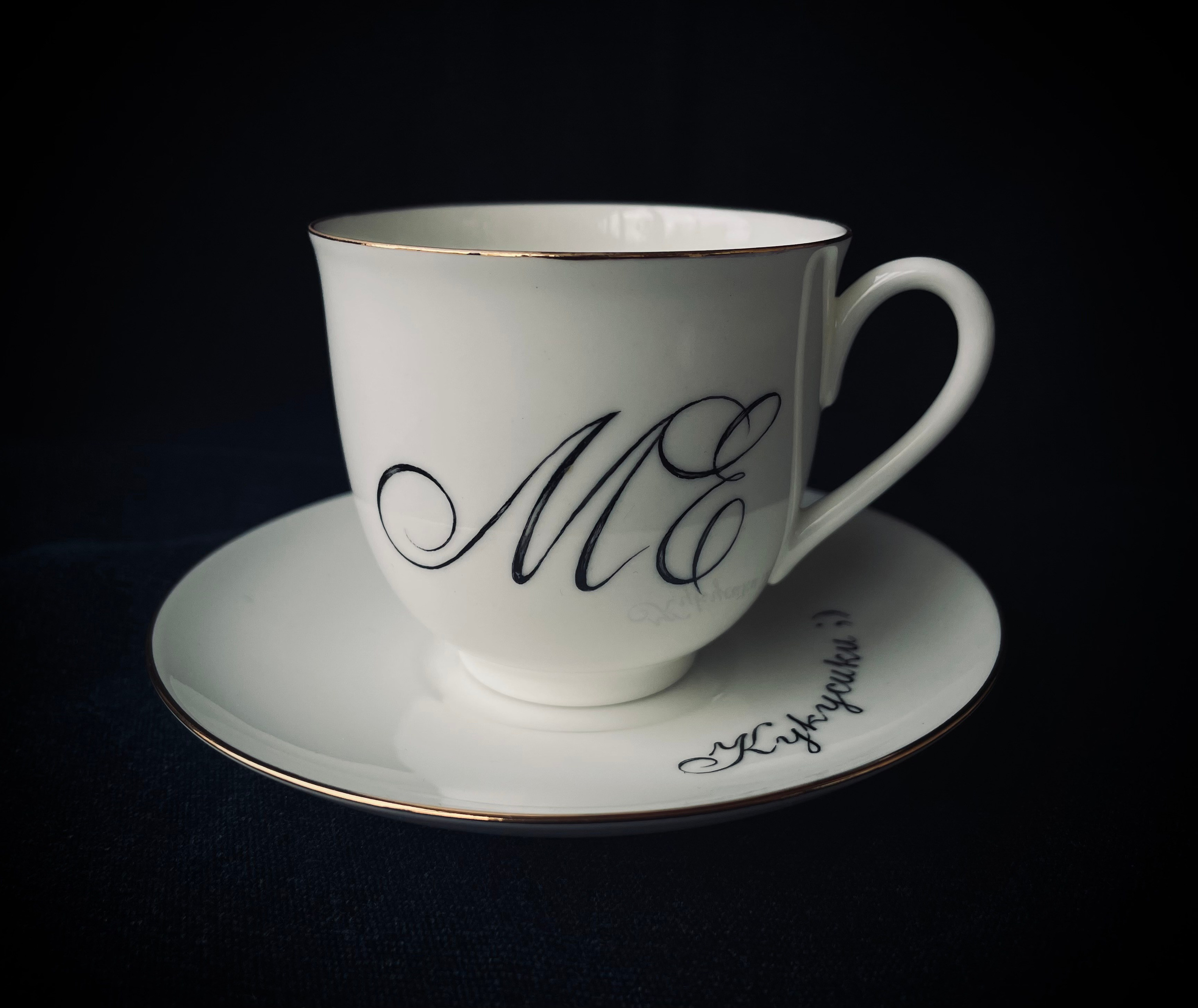 Монограмма на чайной паре. Костяной фарфор ИФЗ. Роспись фарфора в Санкт-Петербурге.