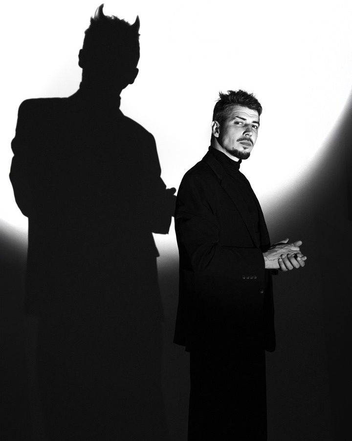 Oleg Koshmarov - business portraits, photographer of musicians, bloggers and creator of photo projects. Portrait photographer Moscow, UAE, Oleg Koshmarov