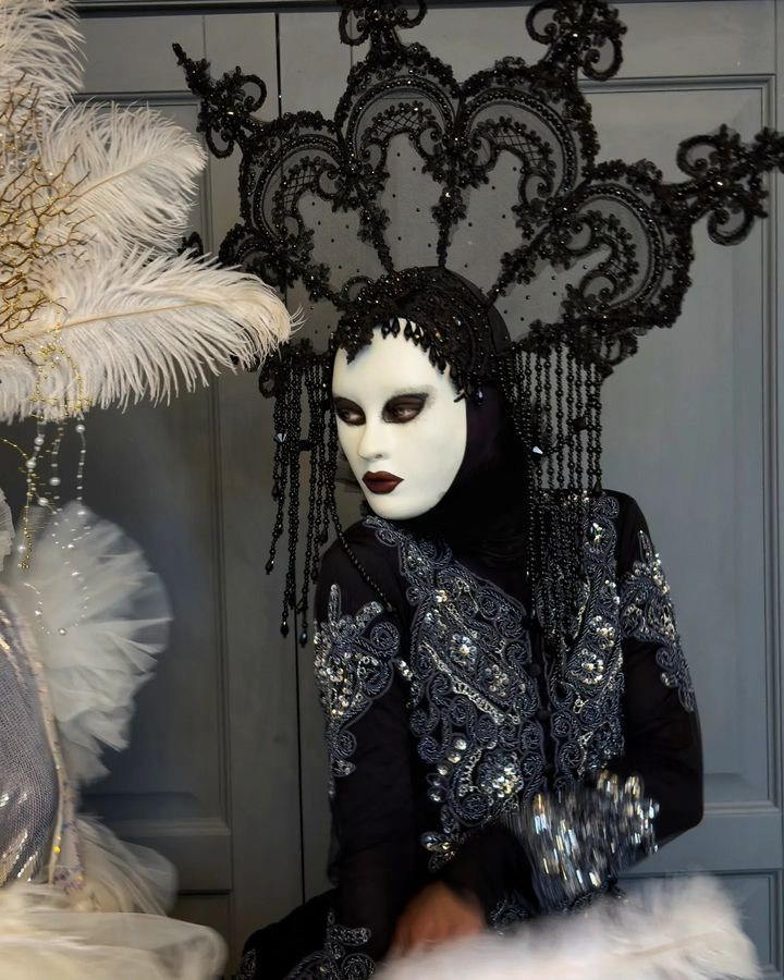 Персонаж чёрный Луч. Мимы и Ходулисты на встречу гостей. Москва