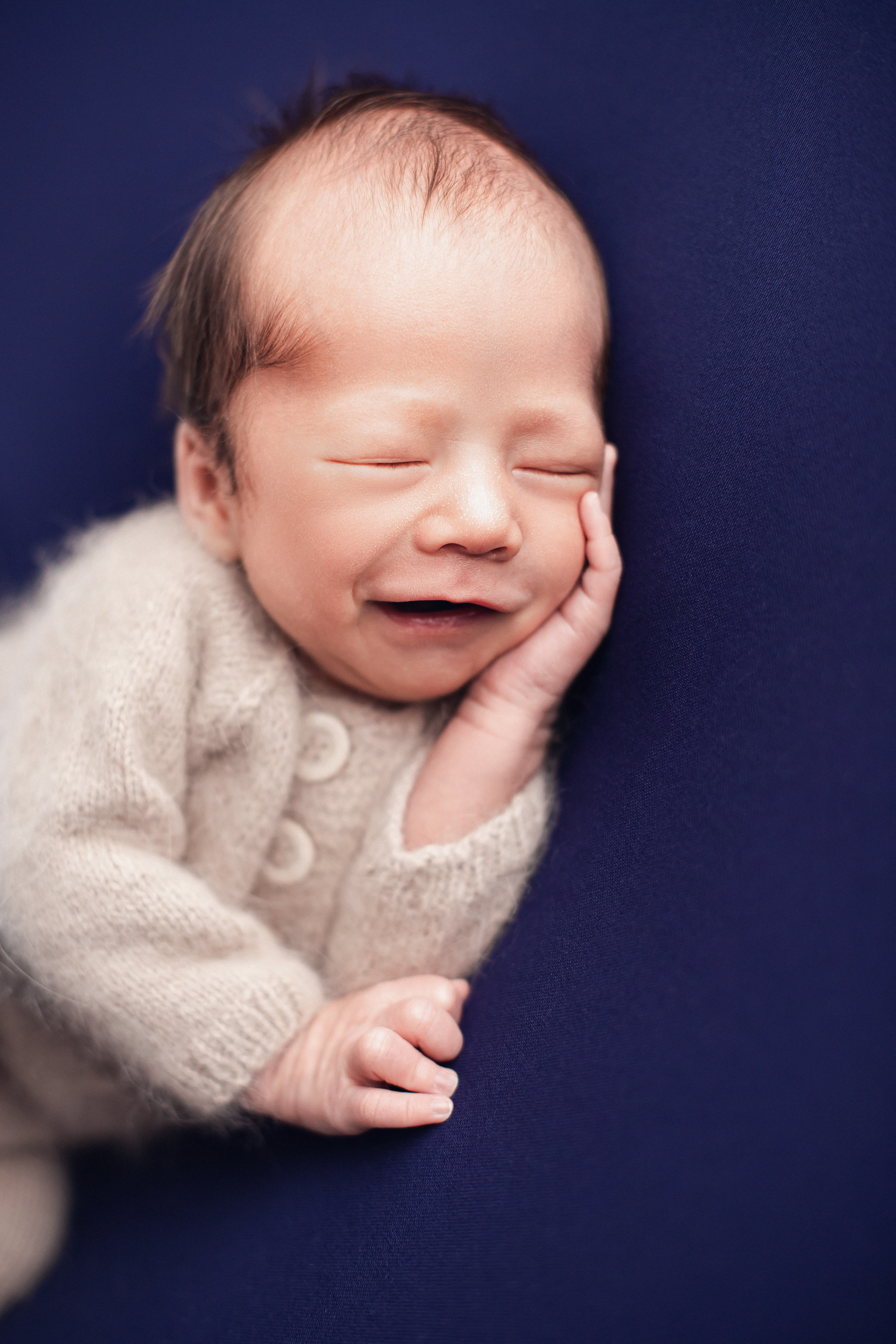 Улыбка малыша на фотосессии ньюборн. Фотограф новорожденных в г. Барнаул Ренпенинг Катерина