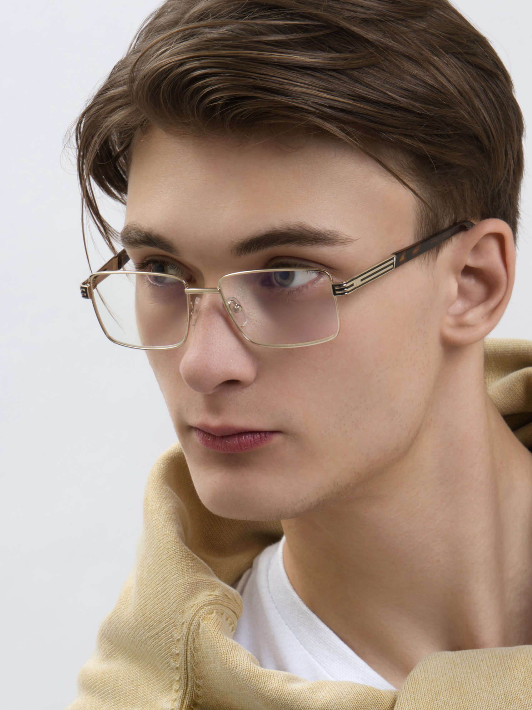 Модель в солнечных очках с темными линзами на белом фоне - фото для маркетплейсов.