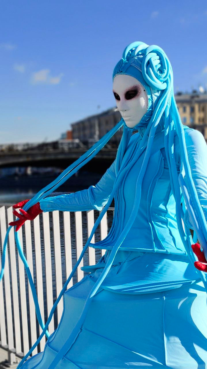 Мим похожий на инопланетянина в стиле фильма Пятый Элемент на встречу гостей.