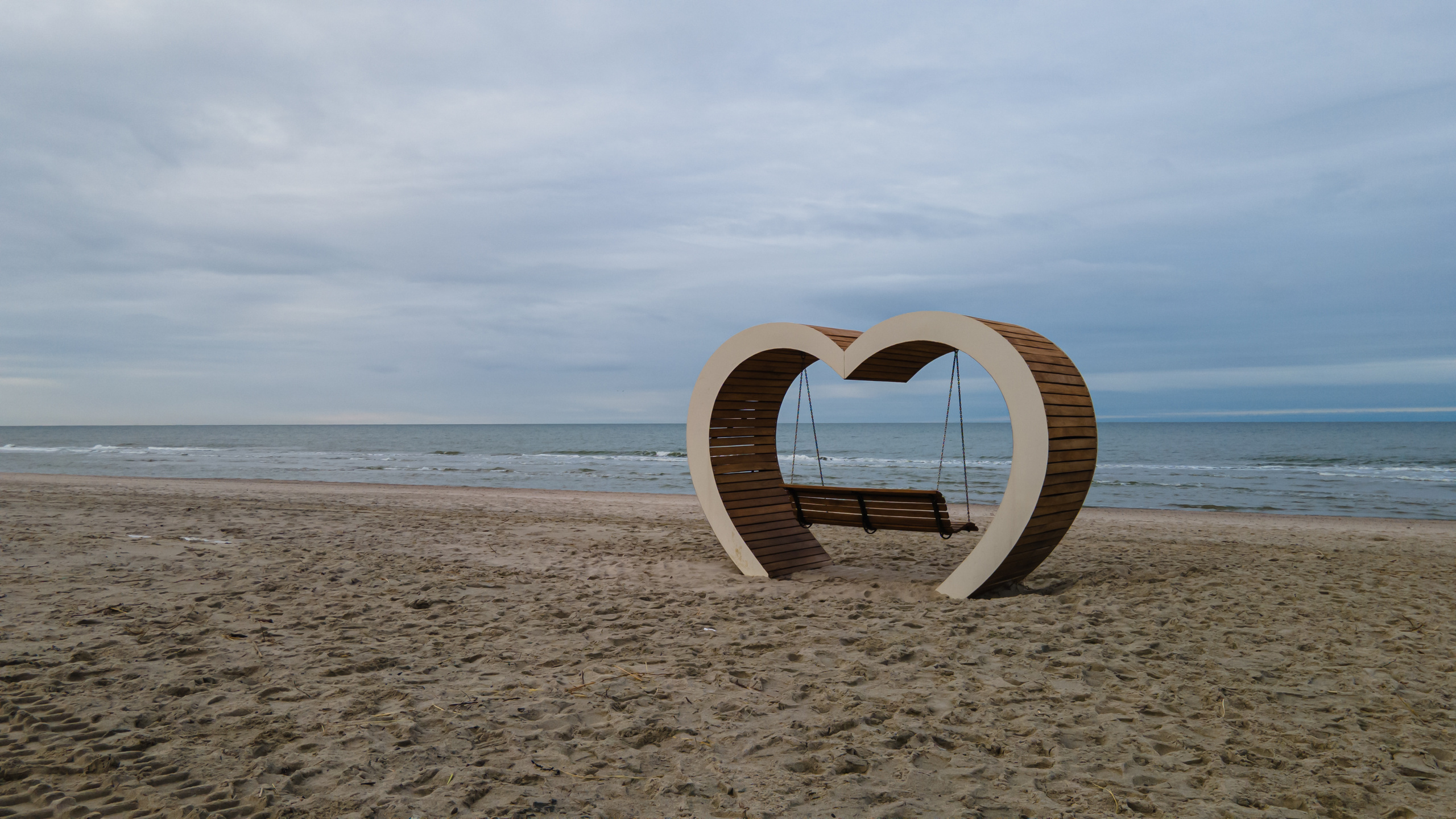 скамейка сердце в поселке янтарный калининградской области