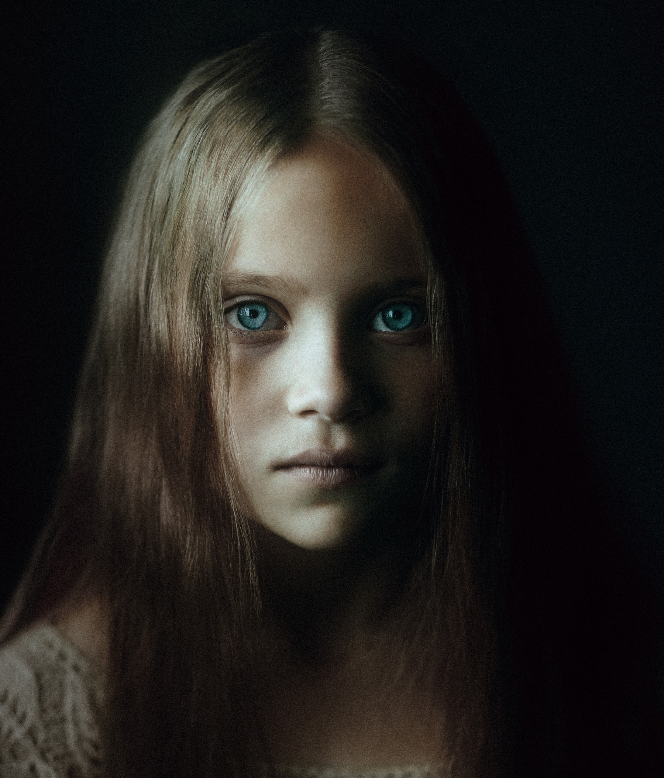 Портретная фотосъемка девушки с красивыми глазами