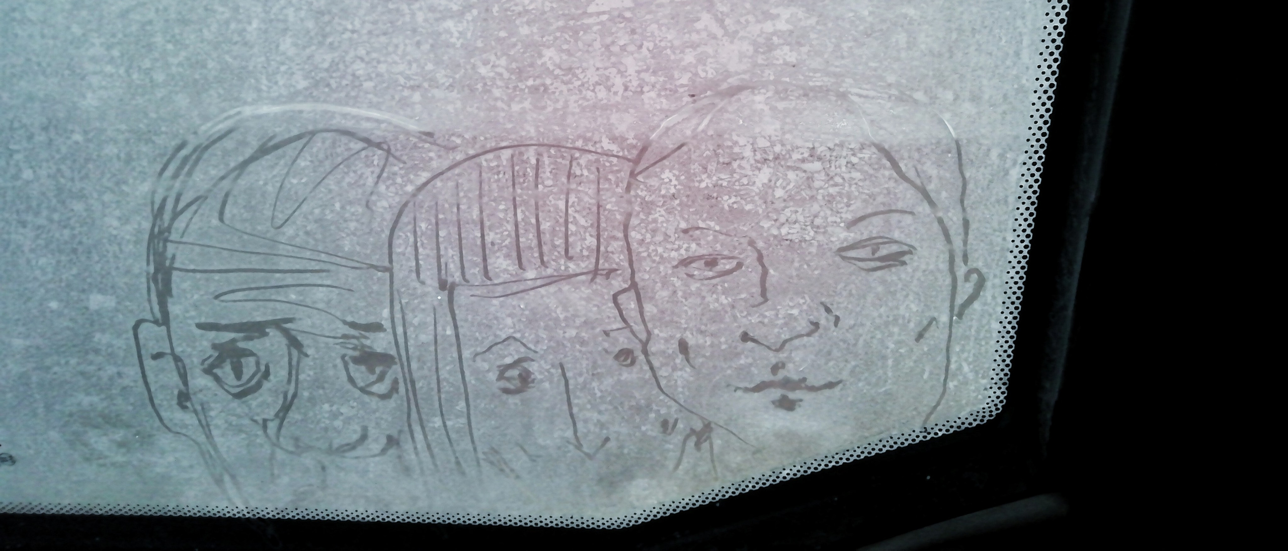 Рисункинаокнахавтобуса. Художник Рыбак Николай