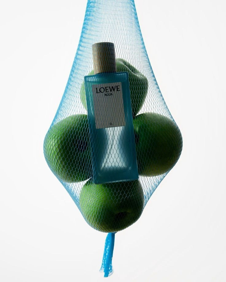 Фото духов среди фруктов в цветной авоське