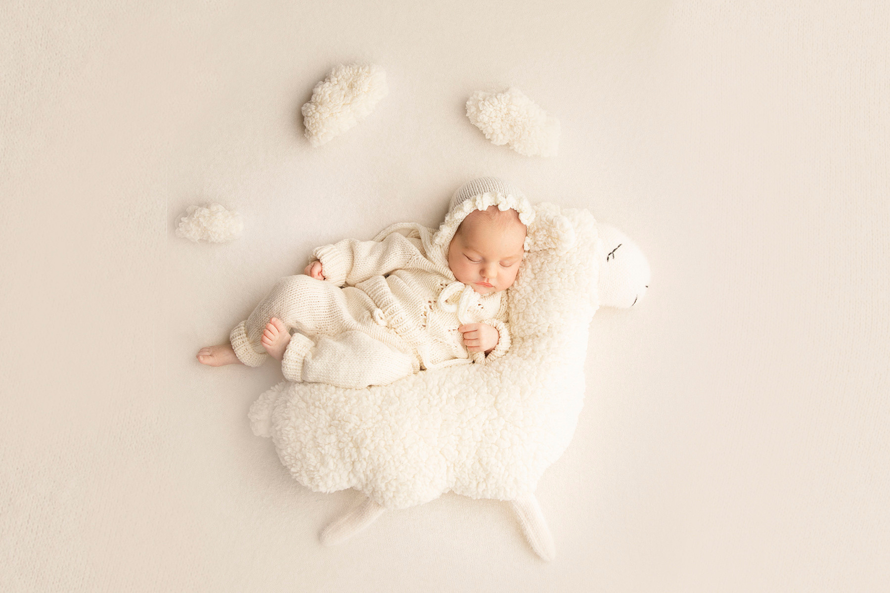 «Фотосъемка новорожденного в Москве— малышка спит на овечке»