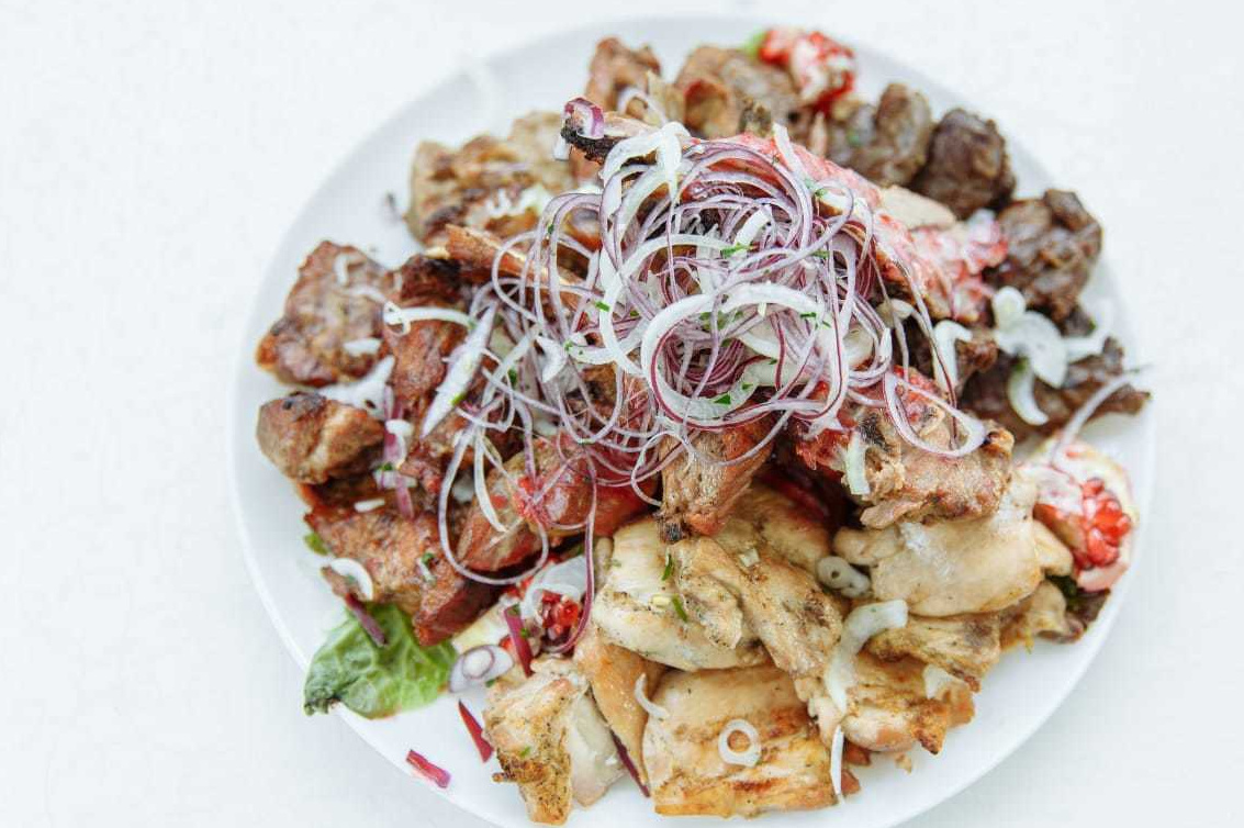 Мясное ассорти Стандарт подается с домашней аджикой (курица, свинина, говядина)