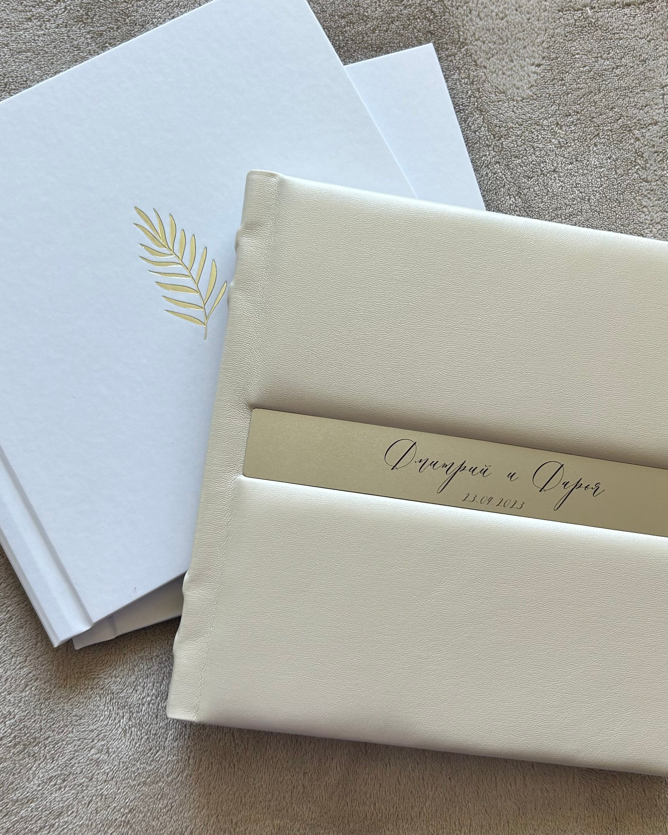 Свадебная фотокнига перламутрового оттенка из искусственной кожи с металлической вставкой и родительские альбомы в белой обложке