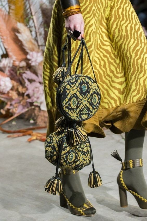 Бархатный кисет drawstring bag в модном образе