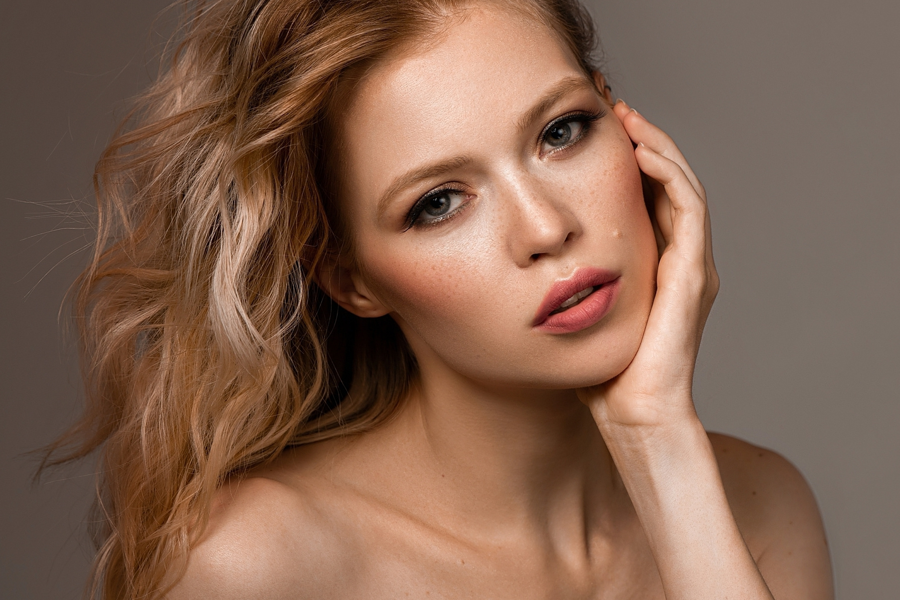 Портрет девушки модели бьюти для портфолио стилиста в Москве