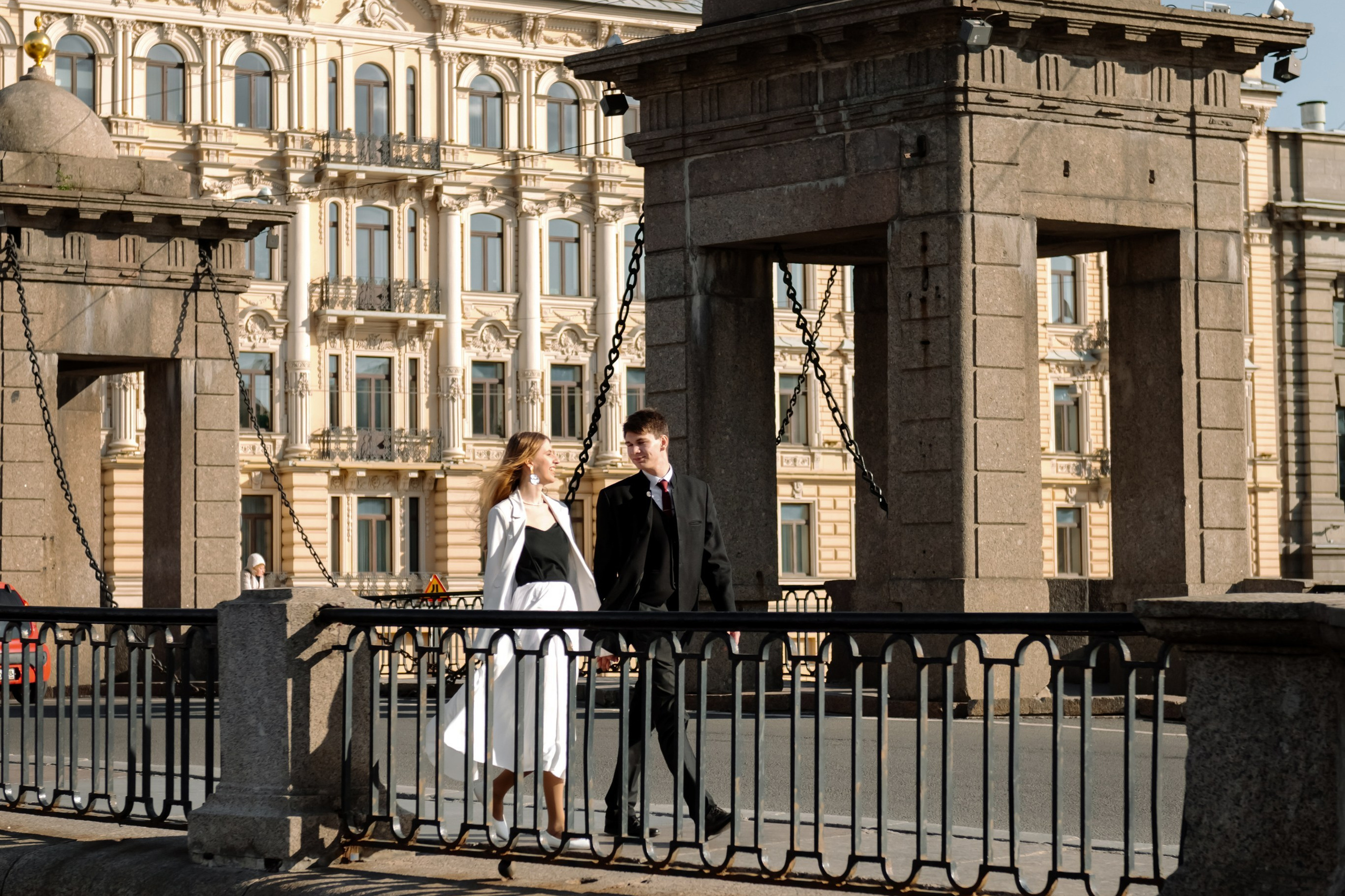 Фотосессия пары на мосту Санкт-Петербург