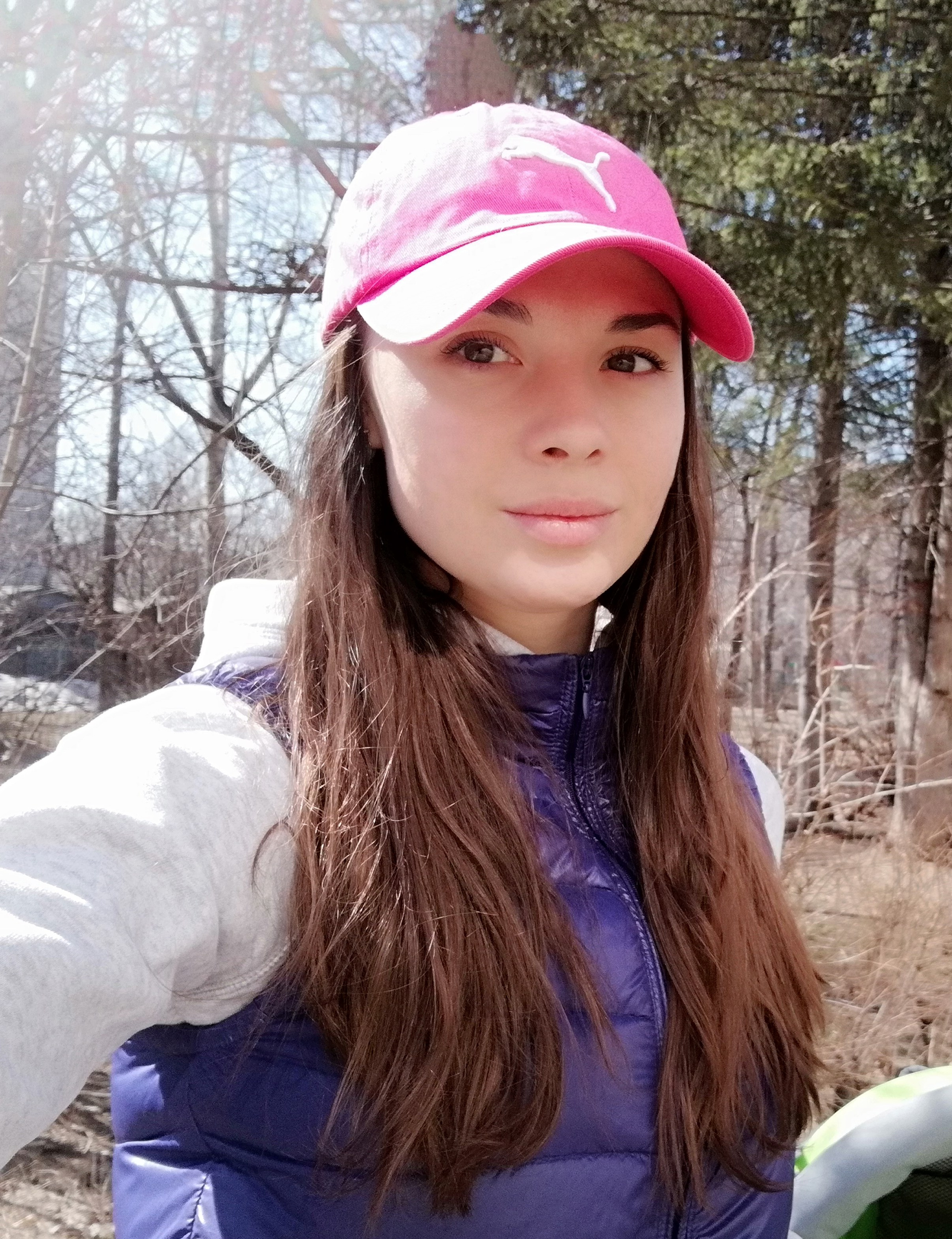 молодая девушка в розовой кепке стоит на природе. Фотограф для маркетплейсов.