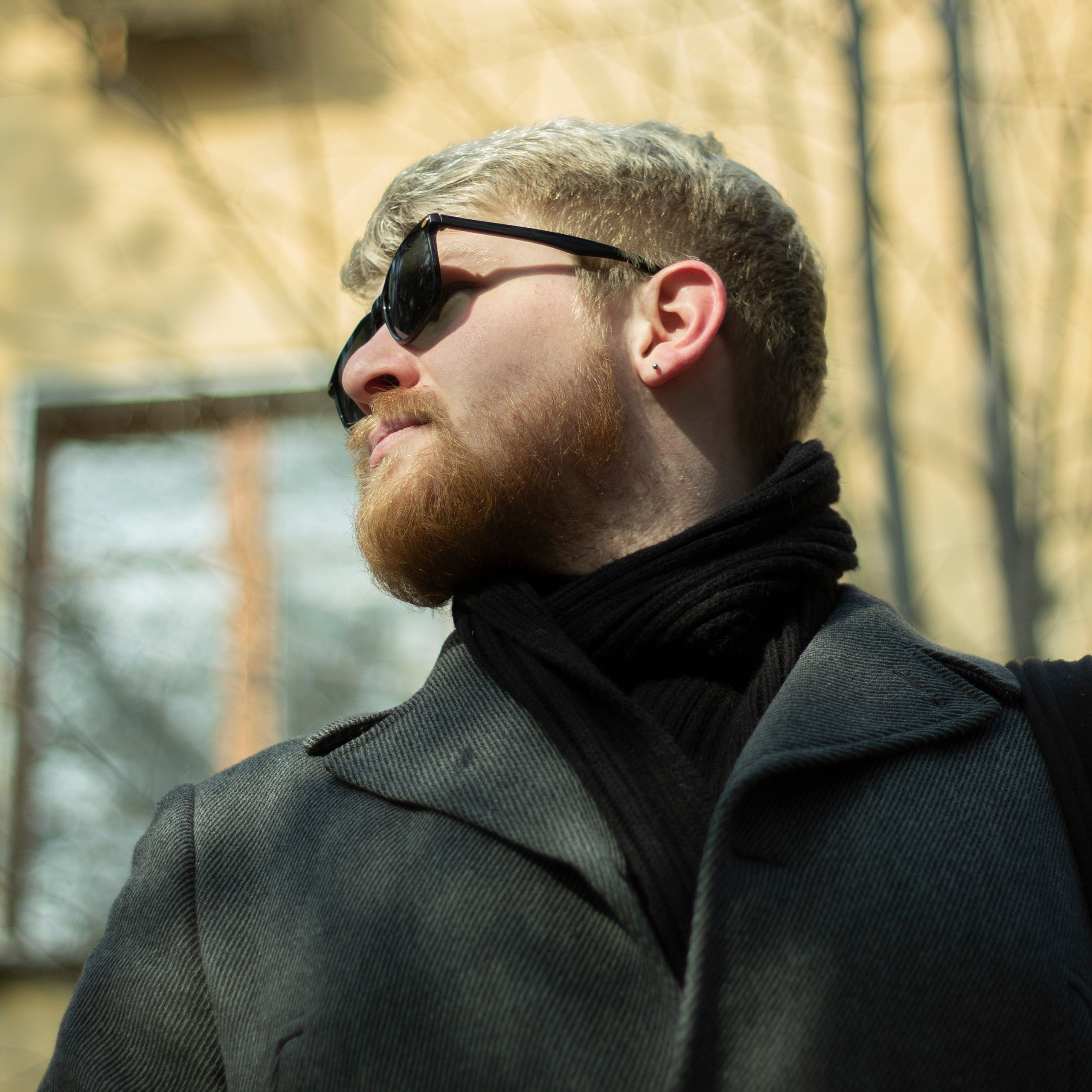 Портретный фотограф Бишкек Анна Карамурзина парень в голубой толстовке с капюшоном на желтом фоне