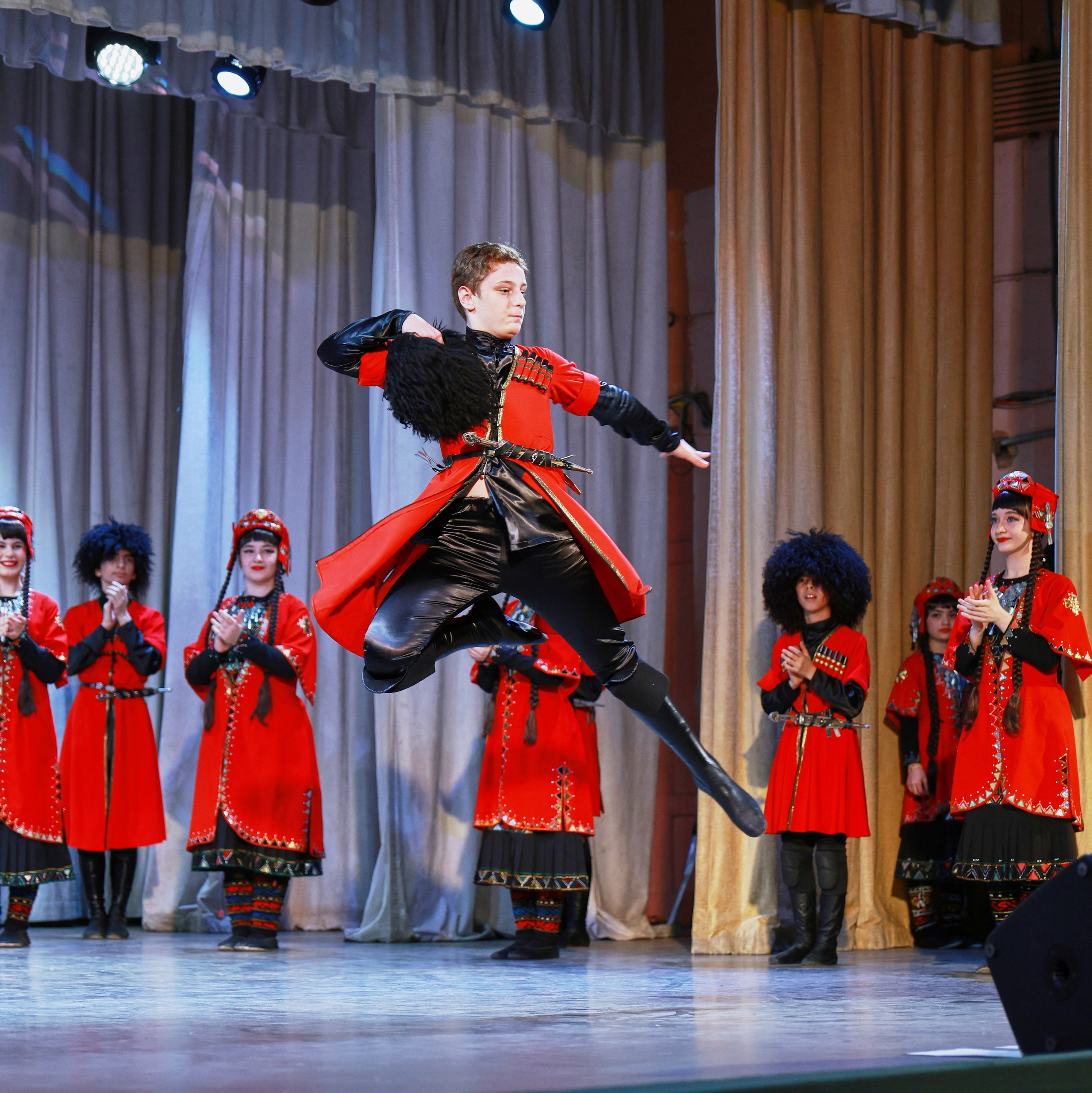 Кавказский танец на сцене