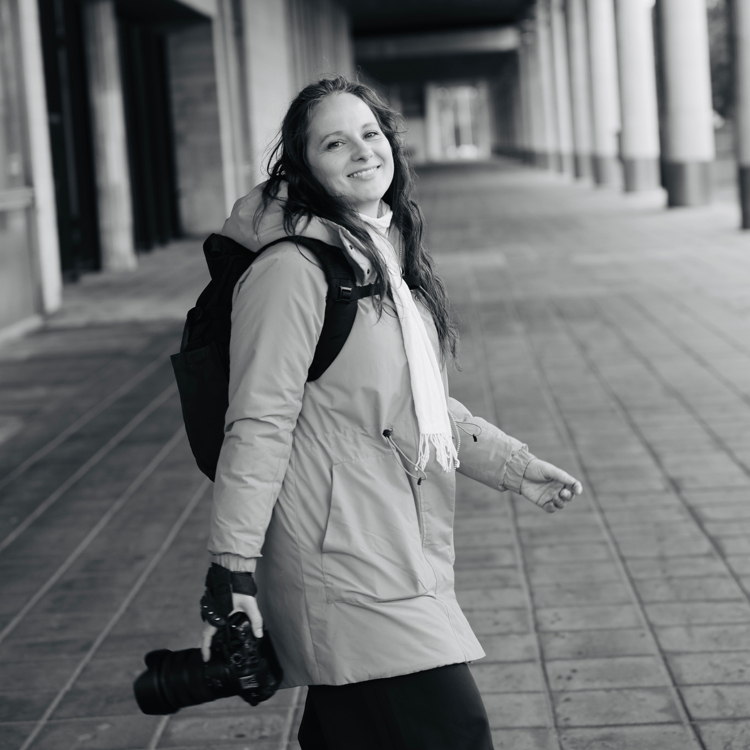 Фотограф Красинская Мария с камерой в руке в зимней одежде