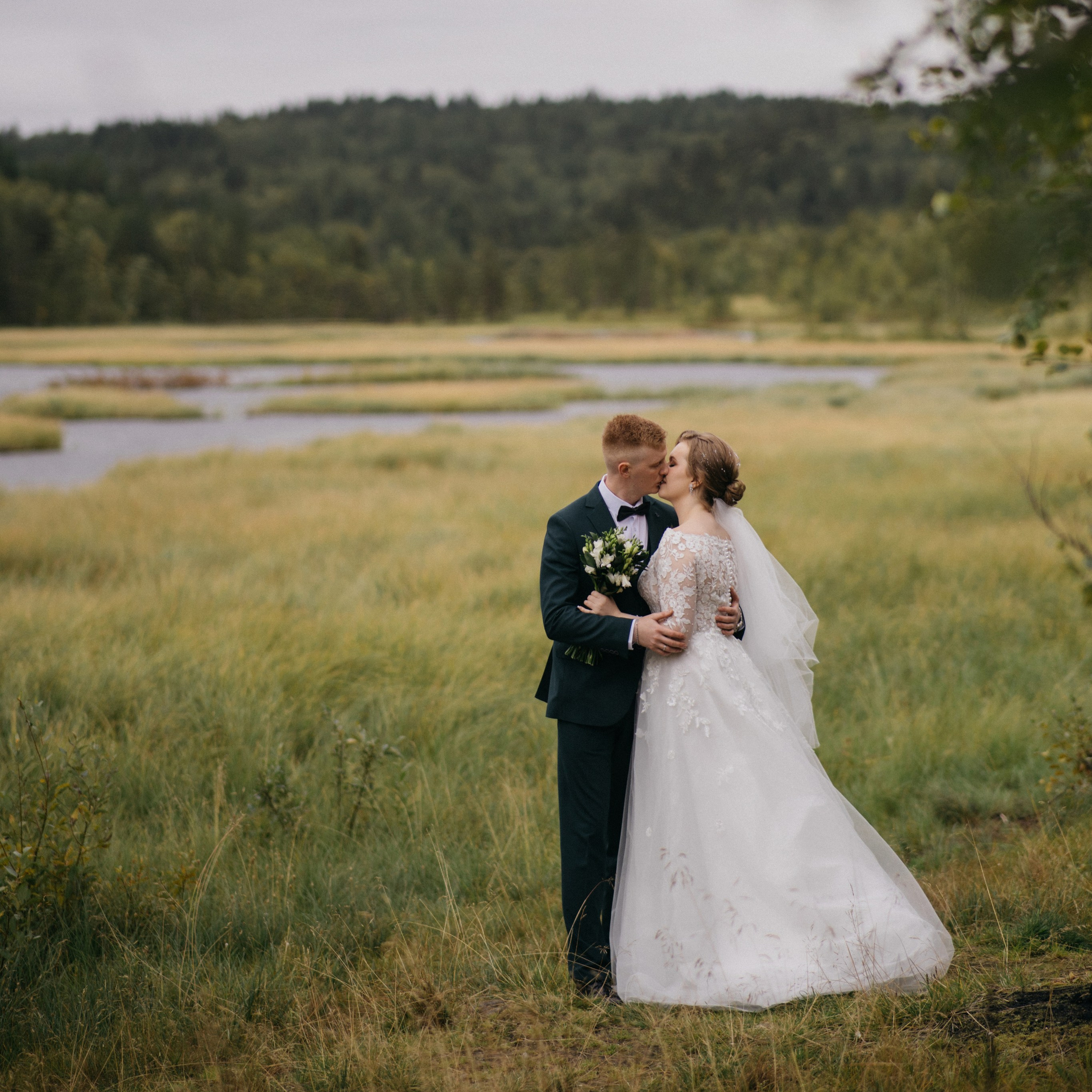 портрет девушки в студии на темном фоне в профиль