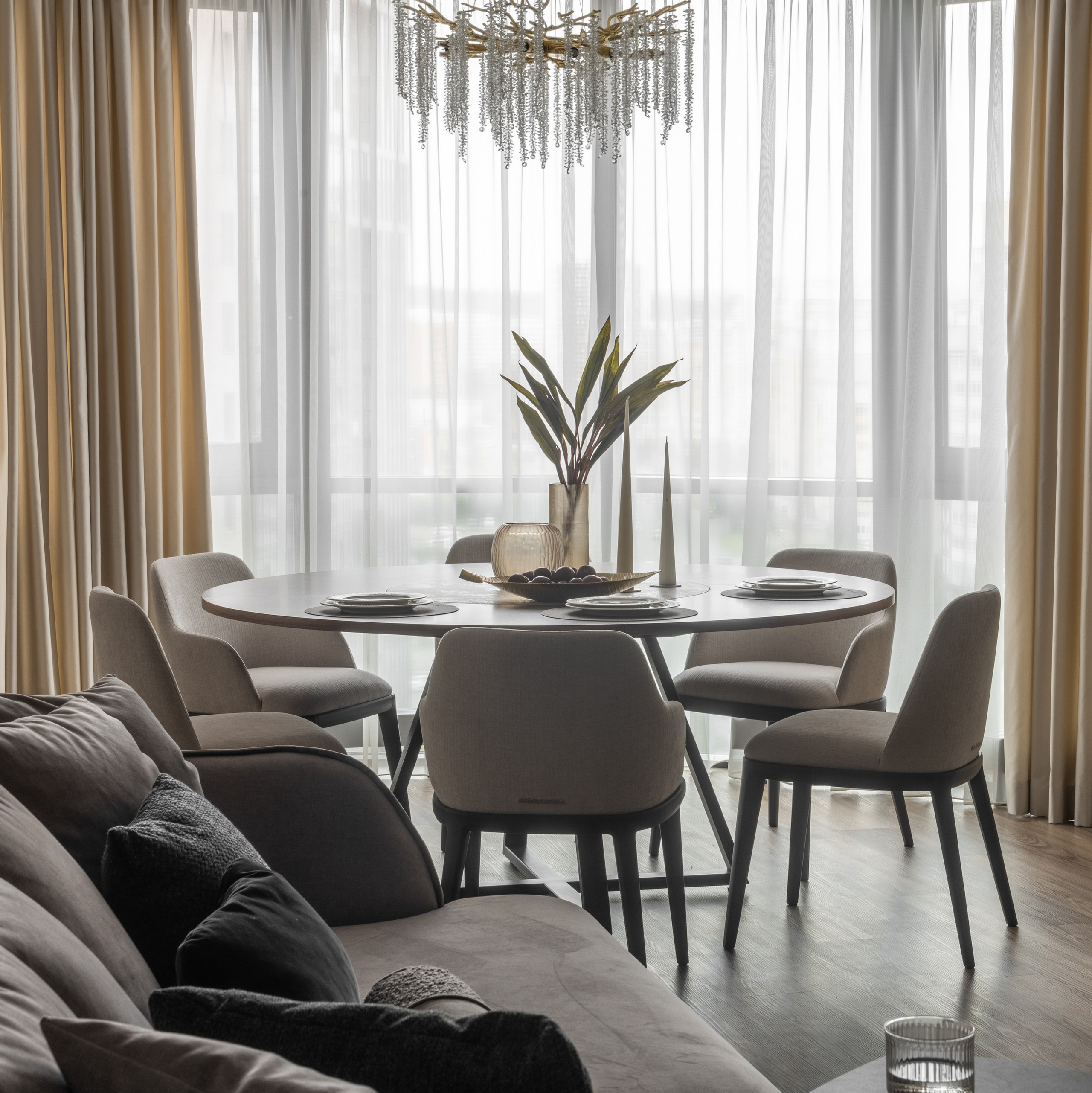 Кухня-гостиная 40,4 кв.м. Обеденная группа, диван и эркер.