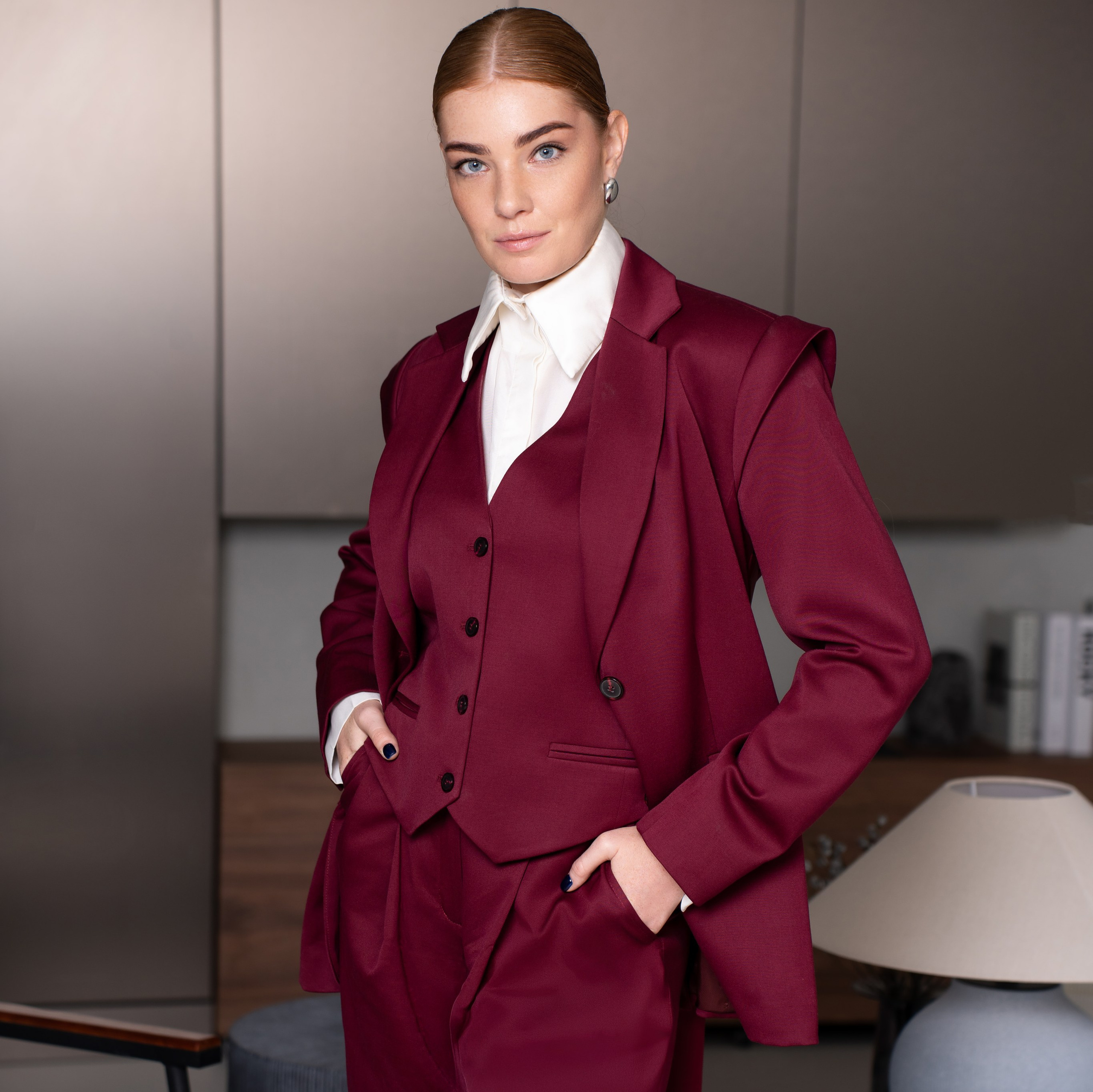 Женщина в бордовом брючном костюме, полный рост, студийная съёмка