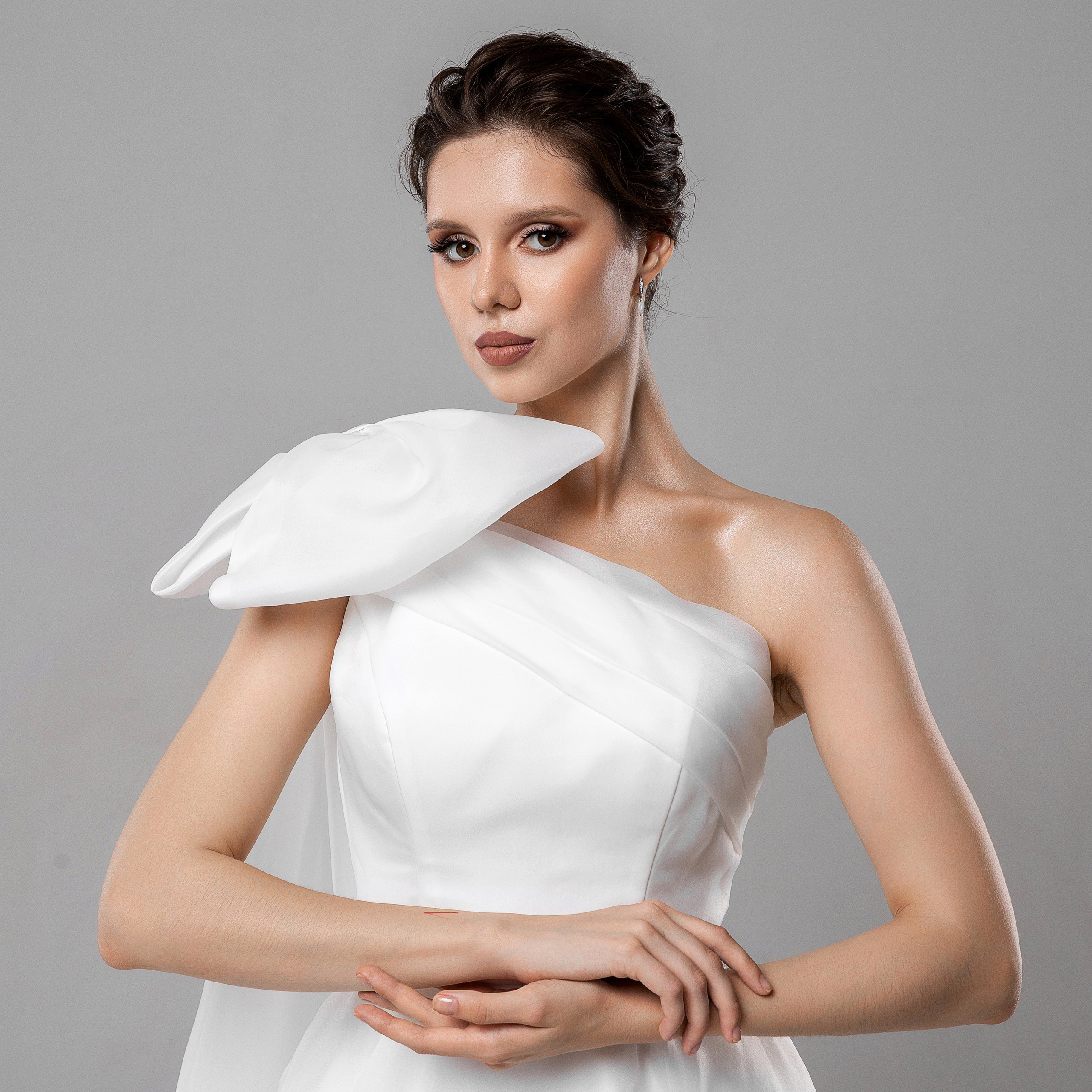 каталожная фотосессия свадебных платьев в студии на сером фоне в Ростове-на-Дону