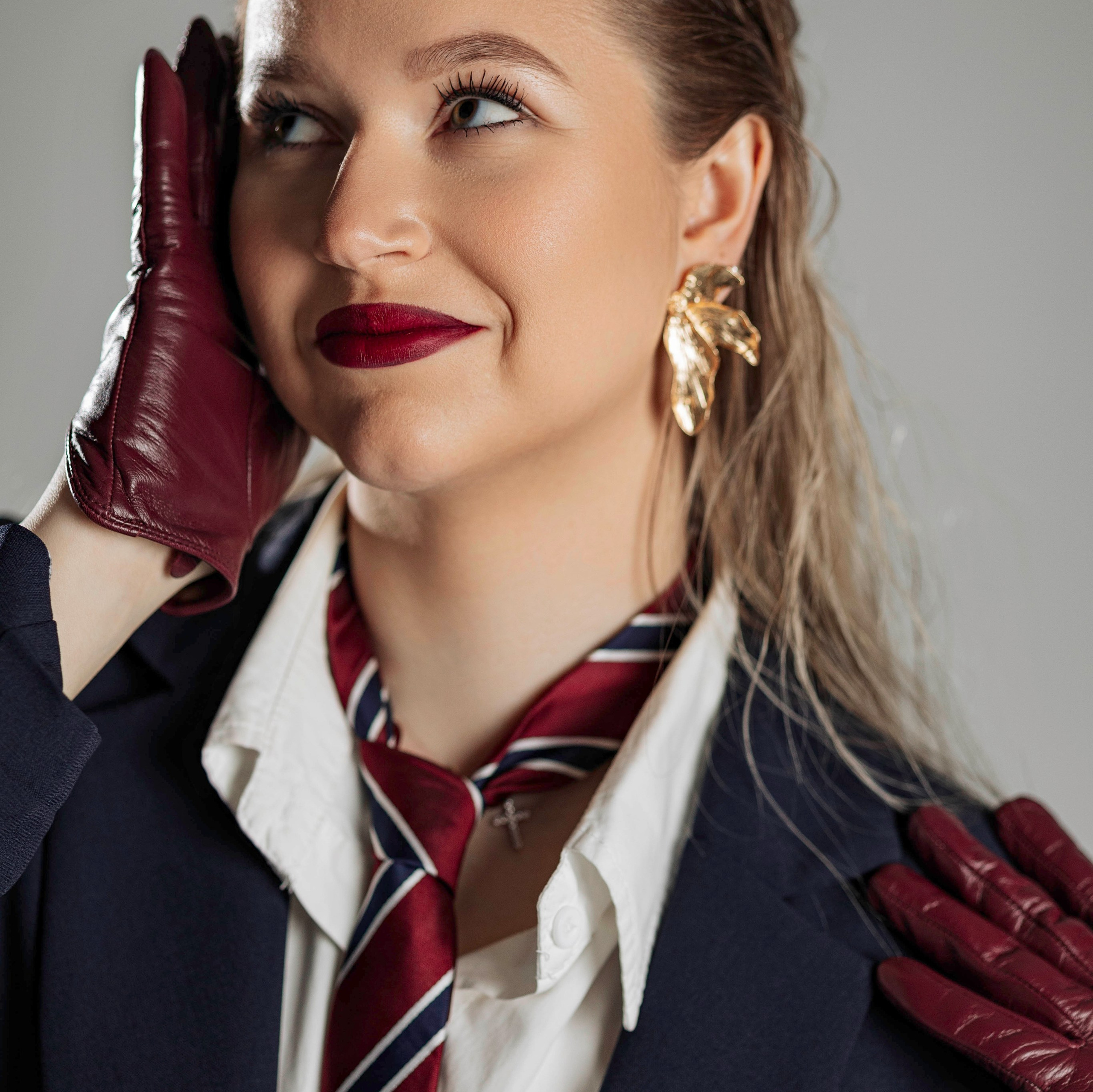 Девушка положила руку на стол