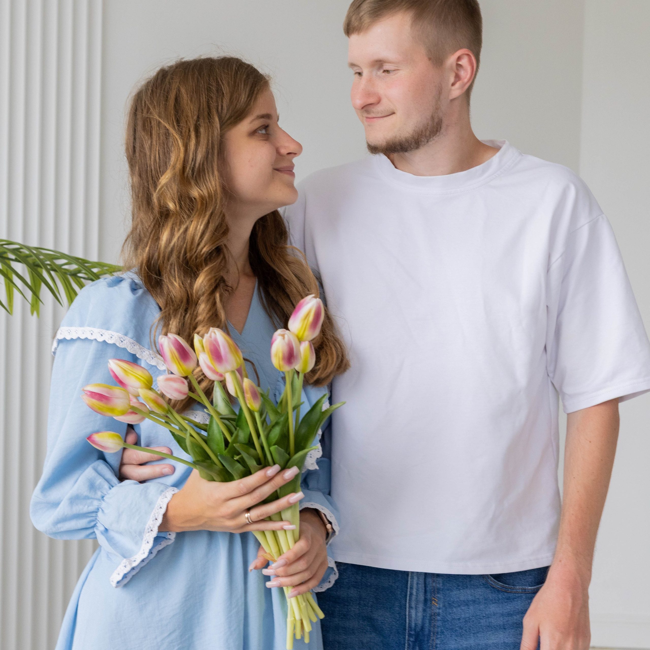 Красивая семья сидит на траве