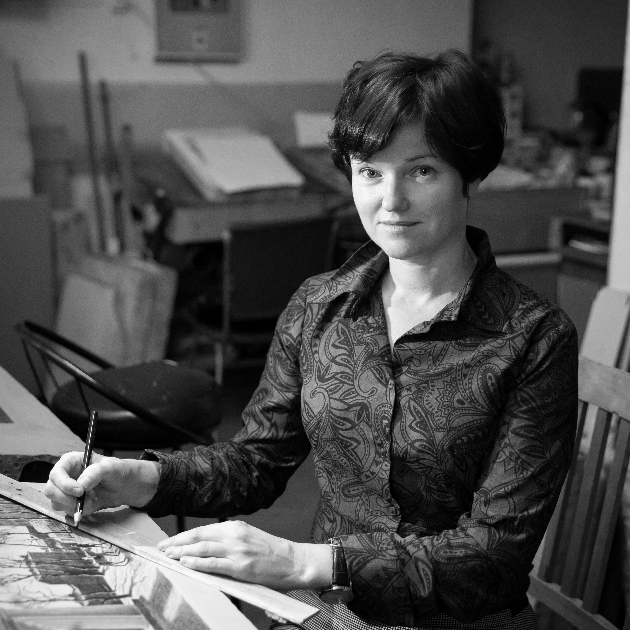 Ольга Васильева в литографской мастерской. Художница работает над графической серией о городской памяти и трансформации образов Петербурга.