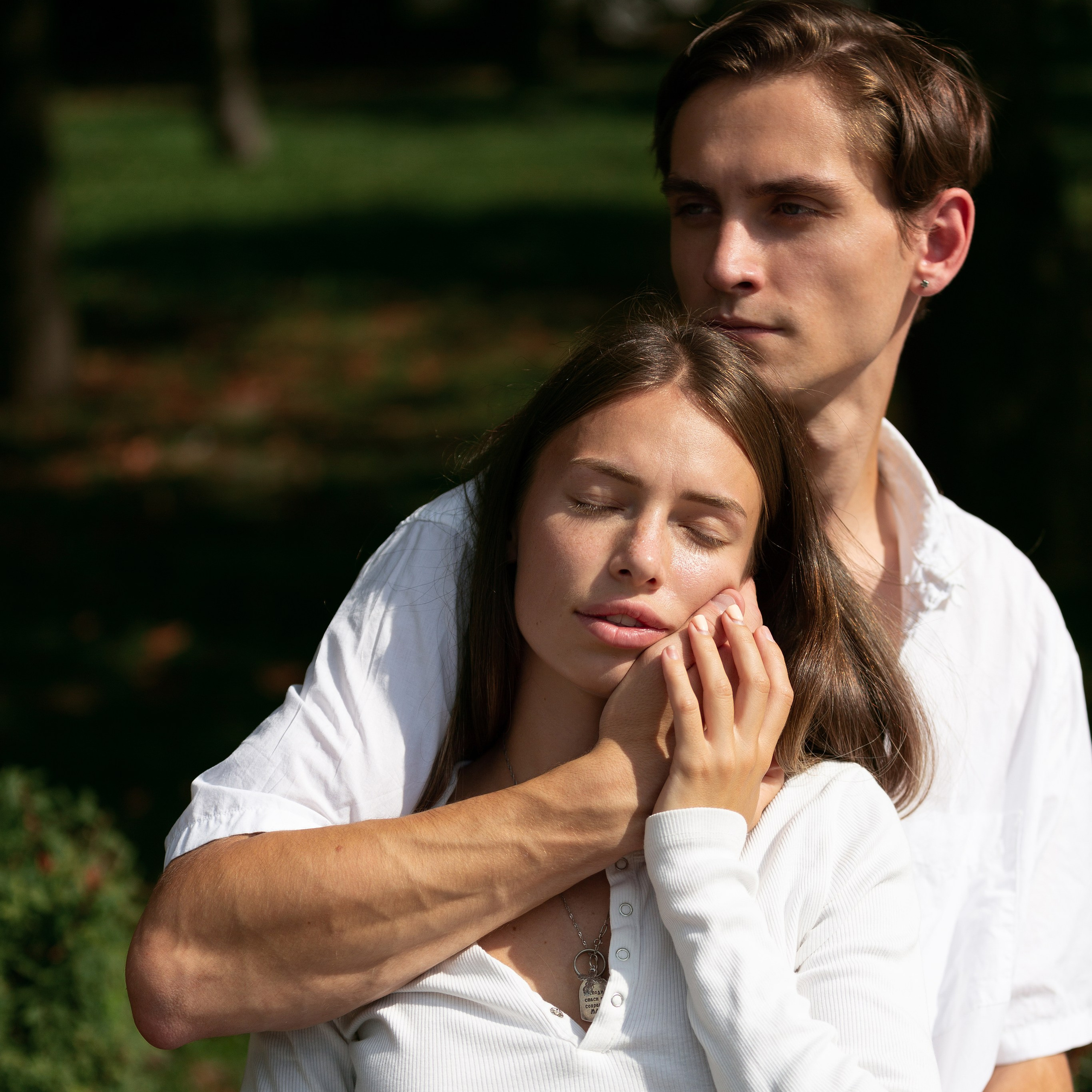 Молодая пара обнимается на улице. Ценность фотографий вне телефона и облаков.