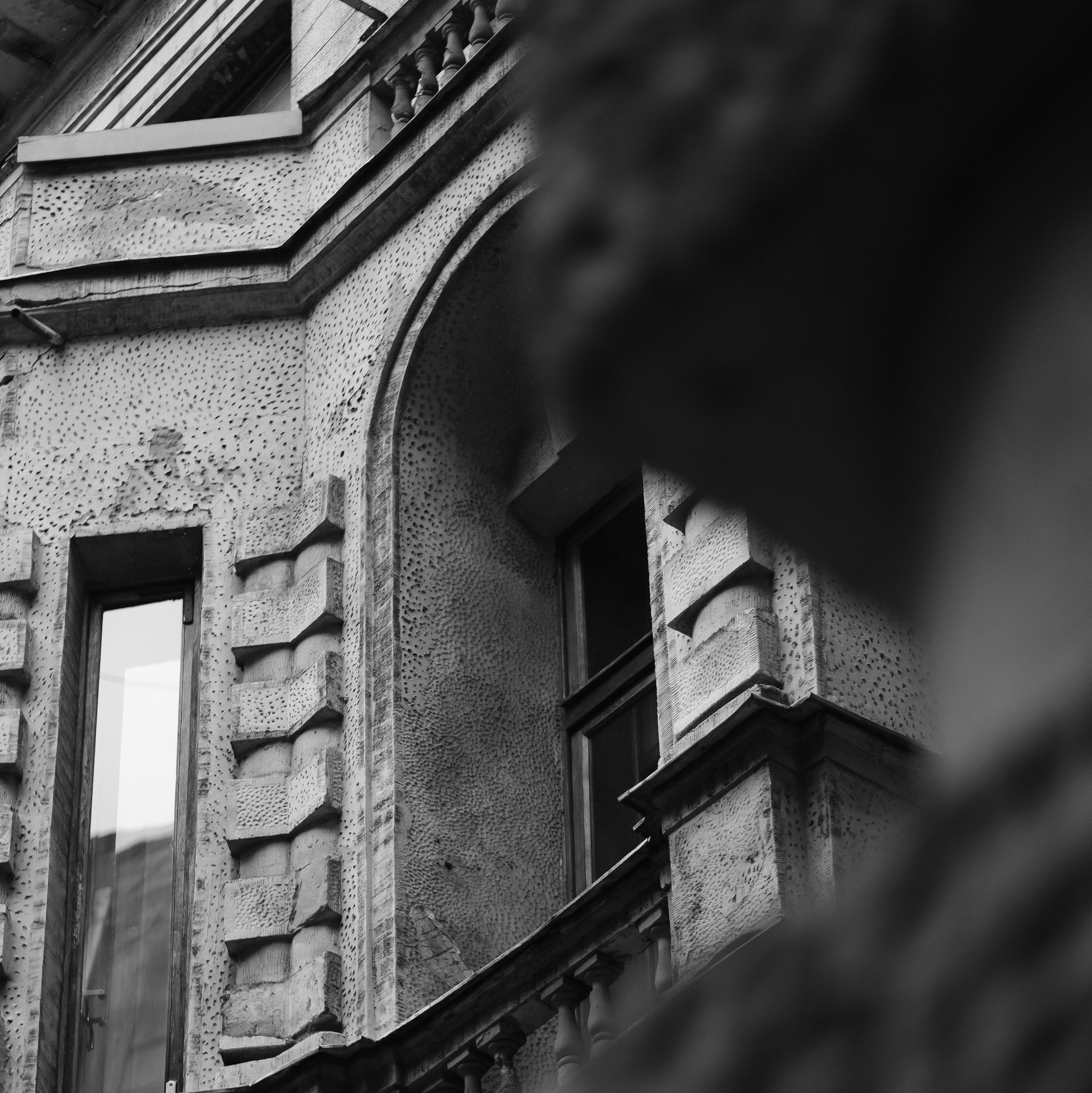 Портрет девушки в полный рост на фоне окна 