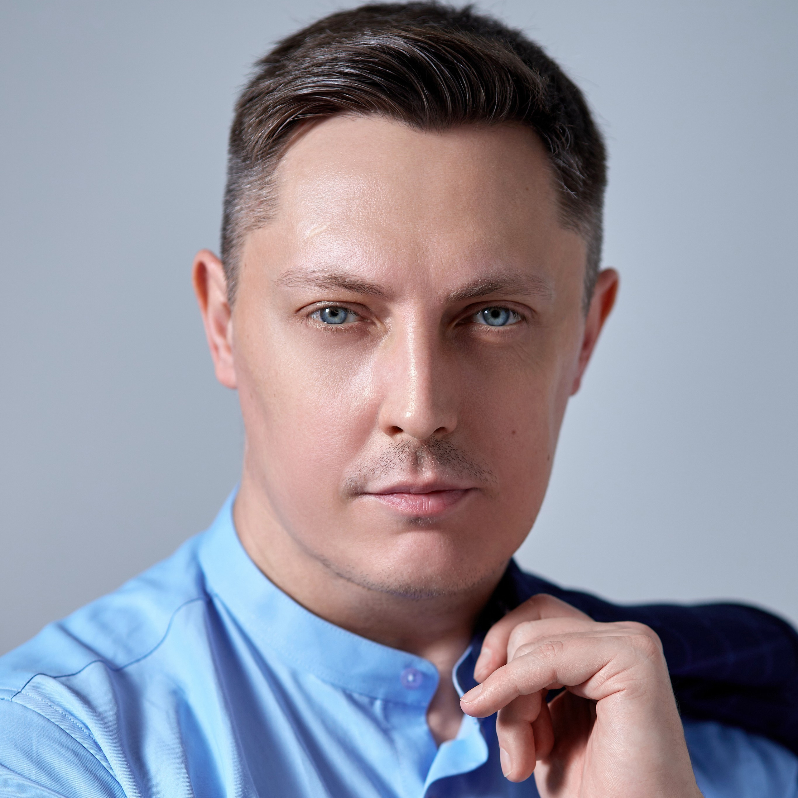 Профессиональный фотограф на крещение Гера Урнев из города Москва позирует перед фотокамерой - фотография портрета московского фотографа с пиджаком в руке