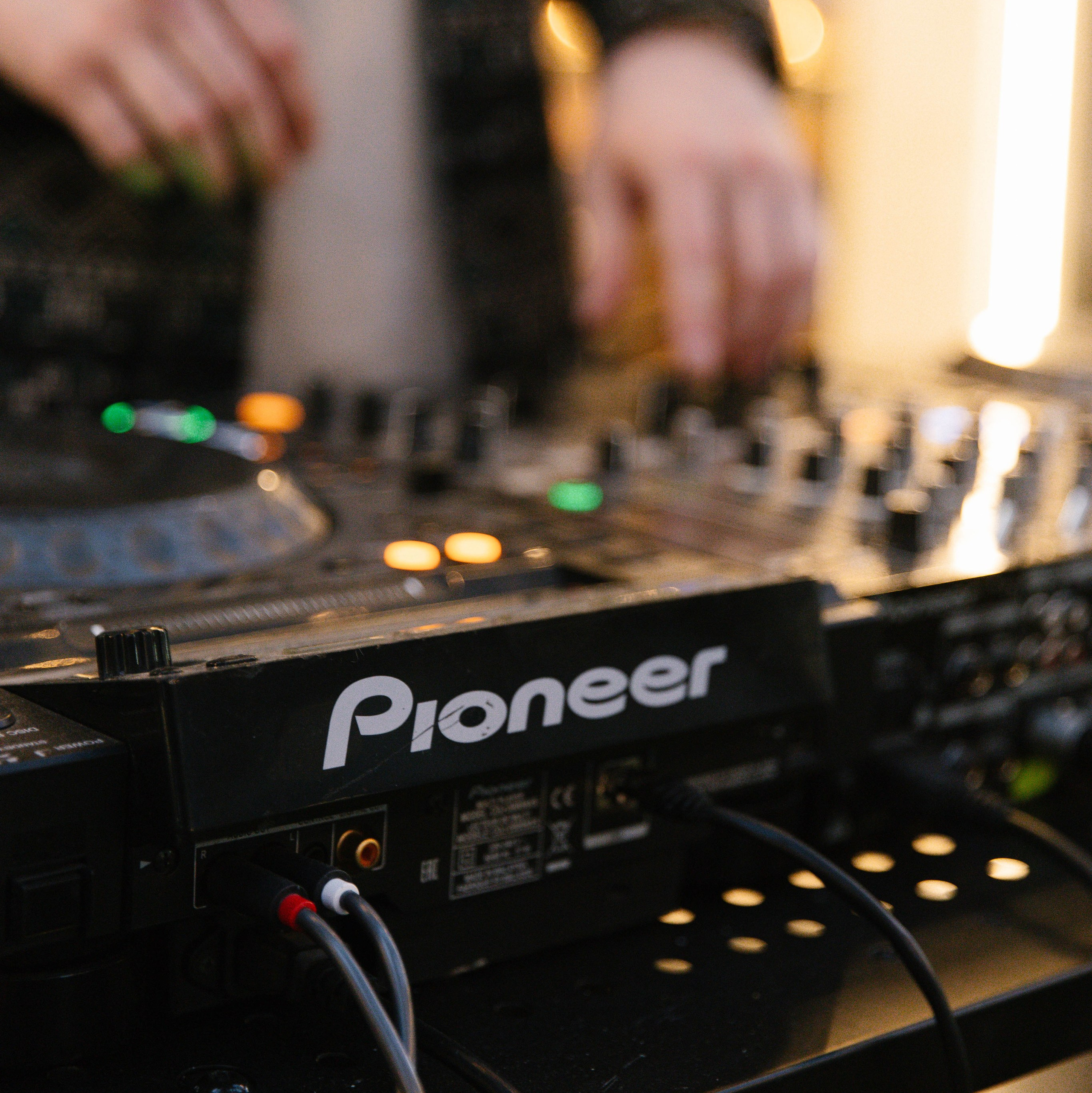 Диджейский пульт и фотографии диджея, крупный план