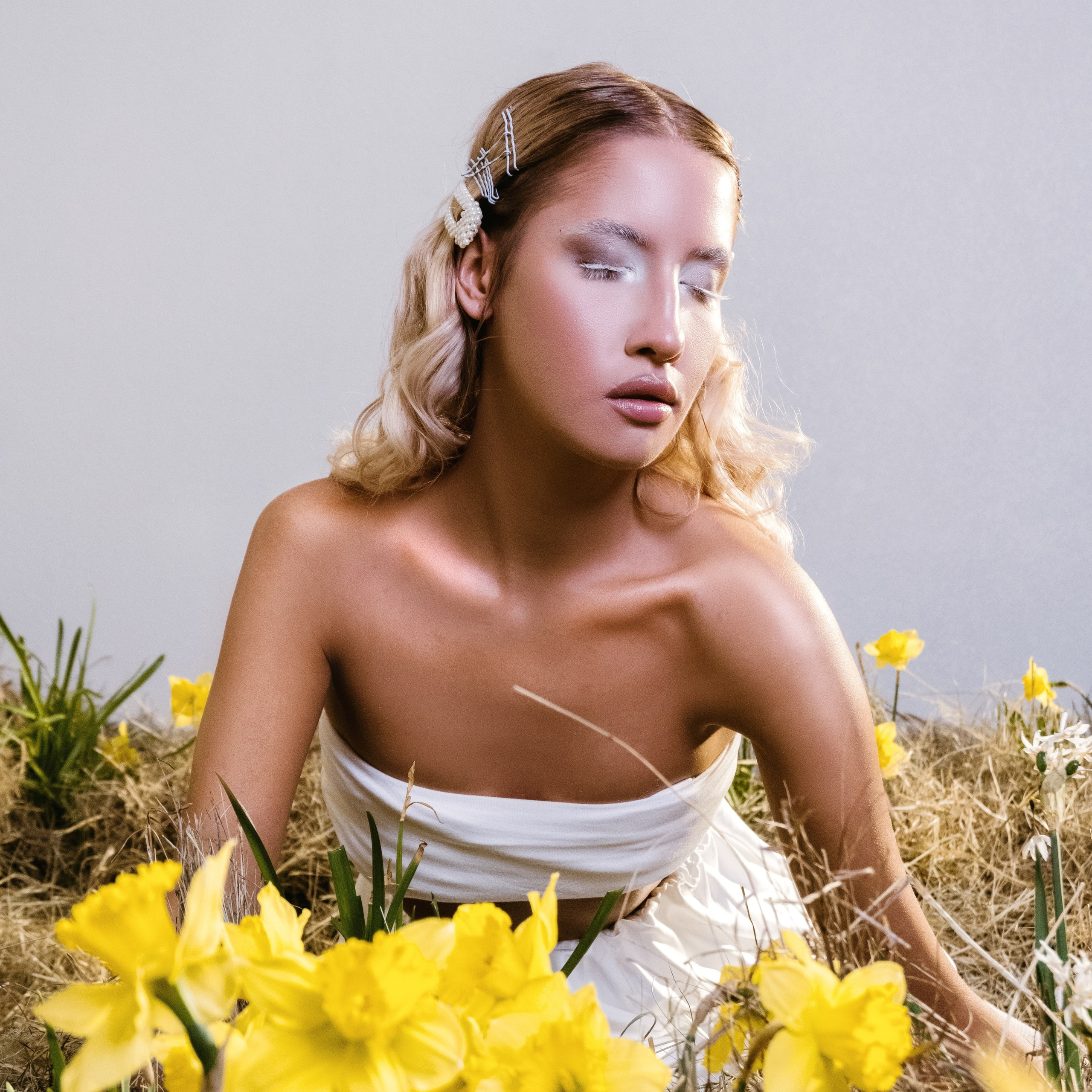 alt="Модный образ девушки с акцентом на макияж и прическу, студийная фотосессия, Москва"