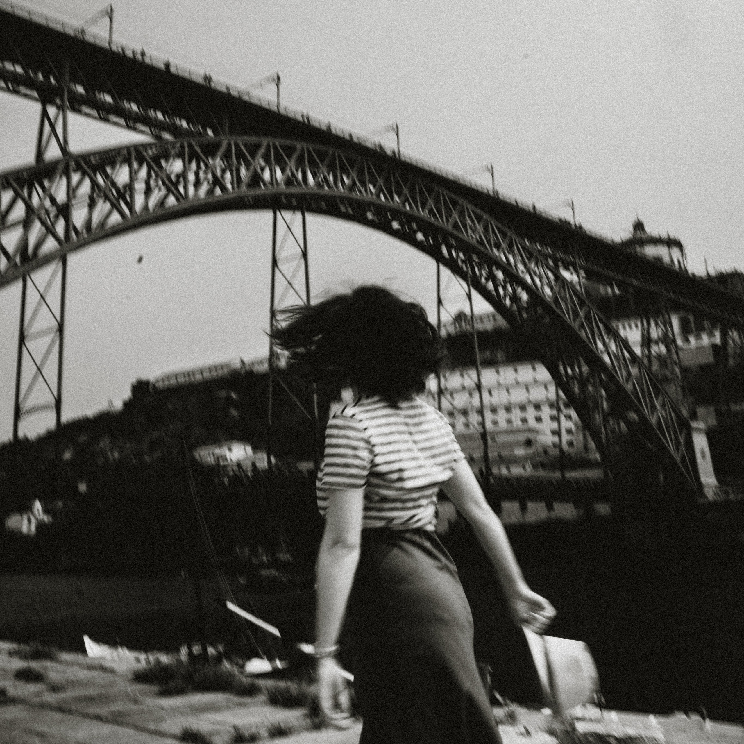 Девушка на фоне моста в городе Порту