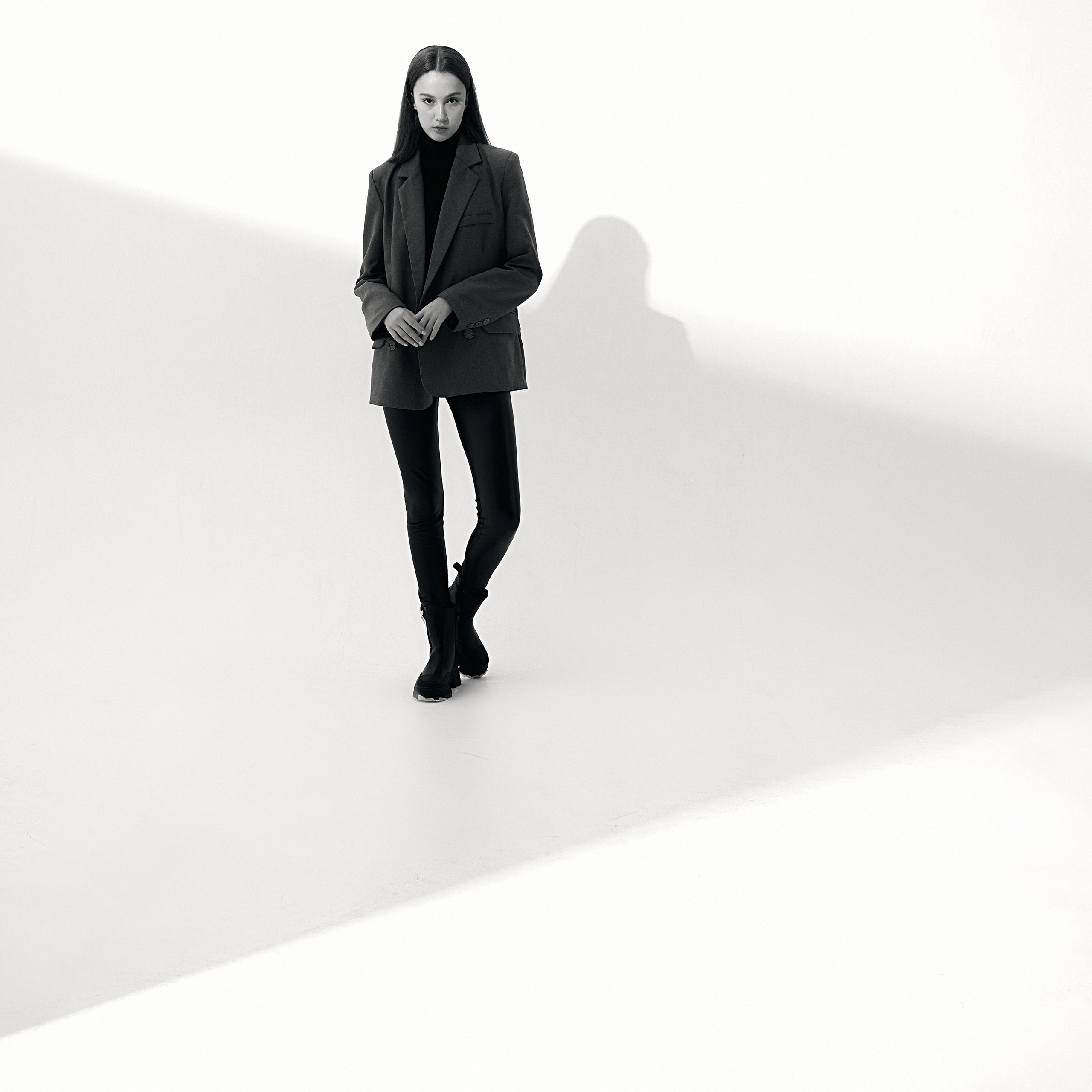 девушка в полный рост на белом фоне с тенью