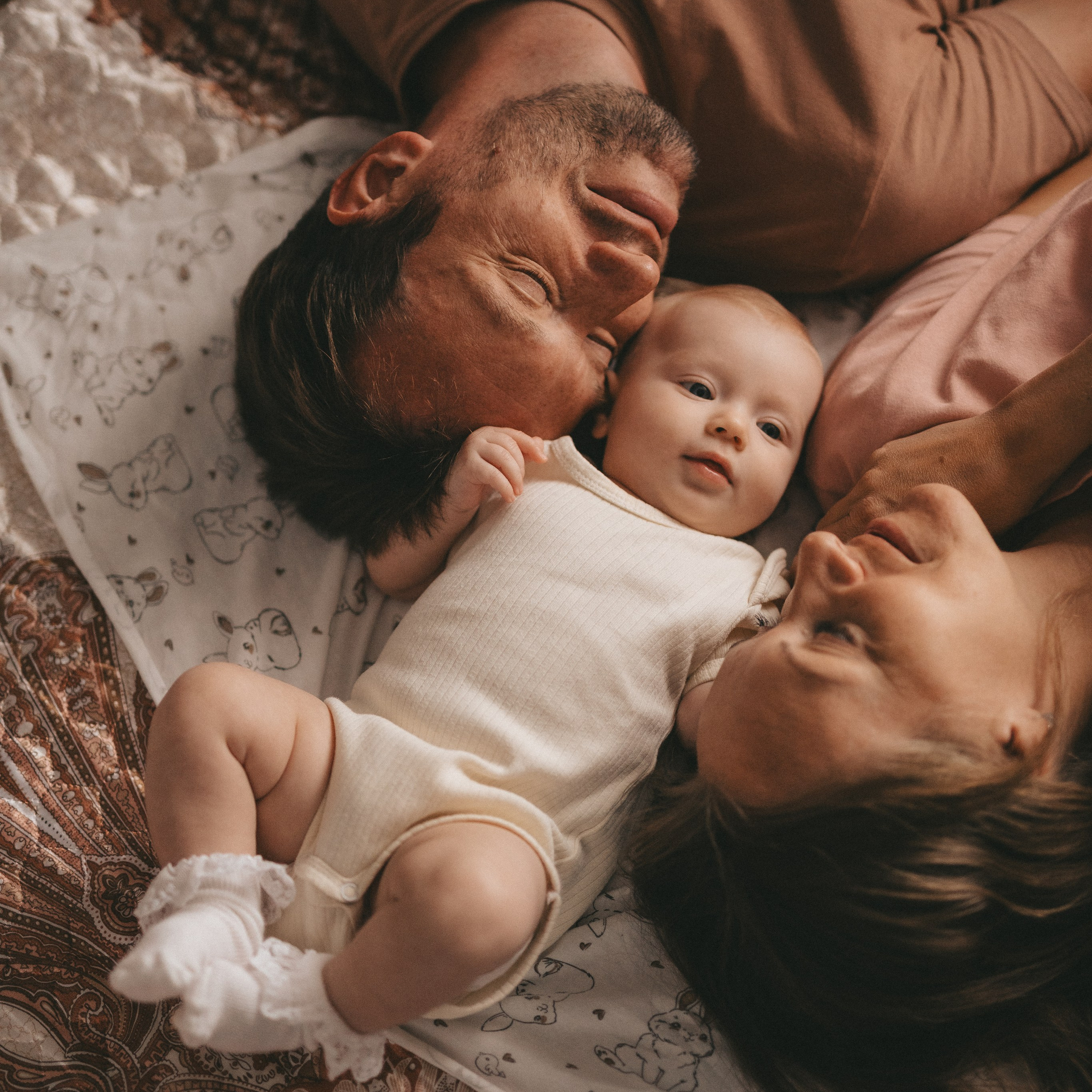 мама с тремя сыновьями дома