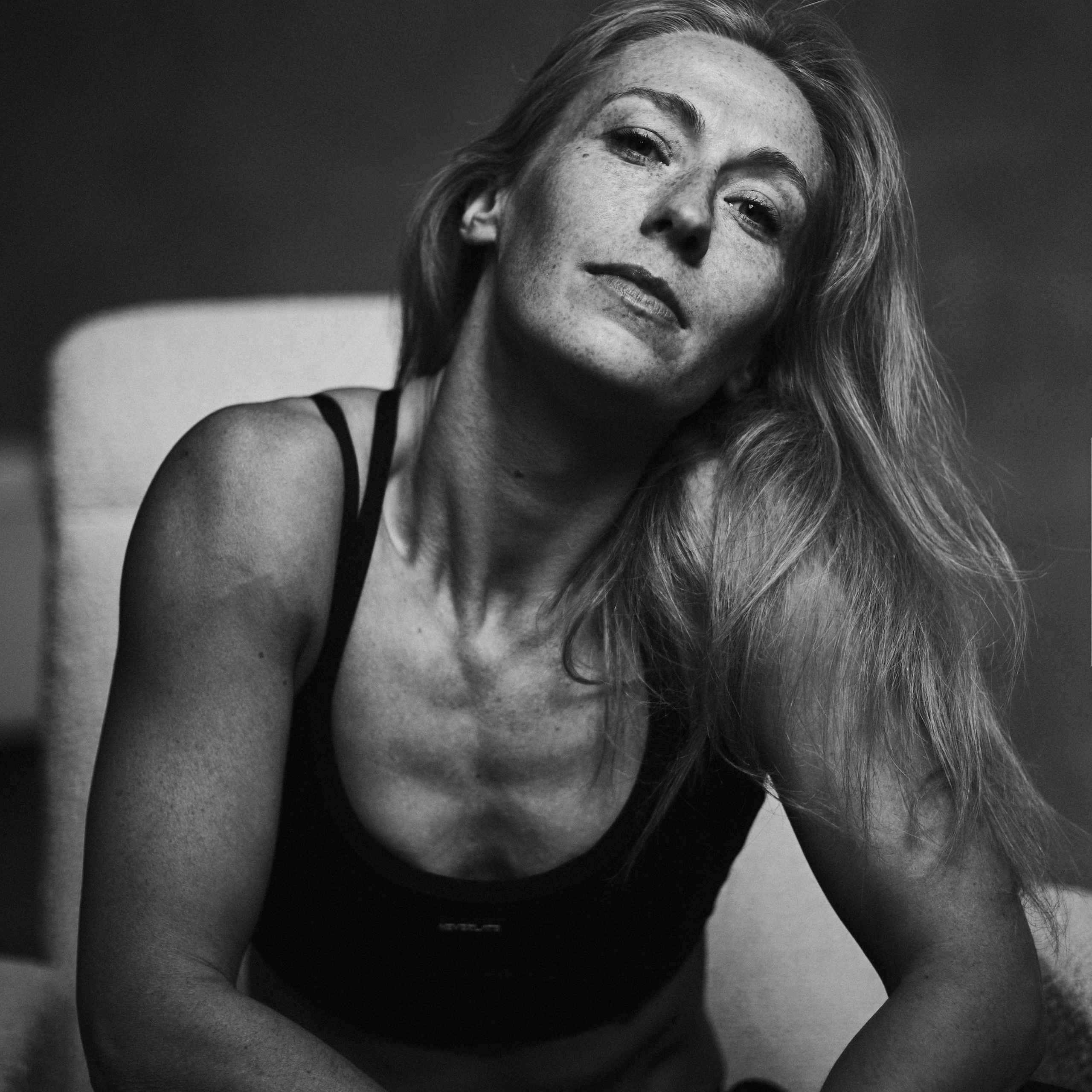 портретный фотограф в Нижнем Новгороде, черно-белый портрет, минималистичный портрет, стильный портрет 