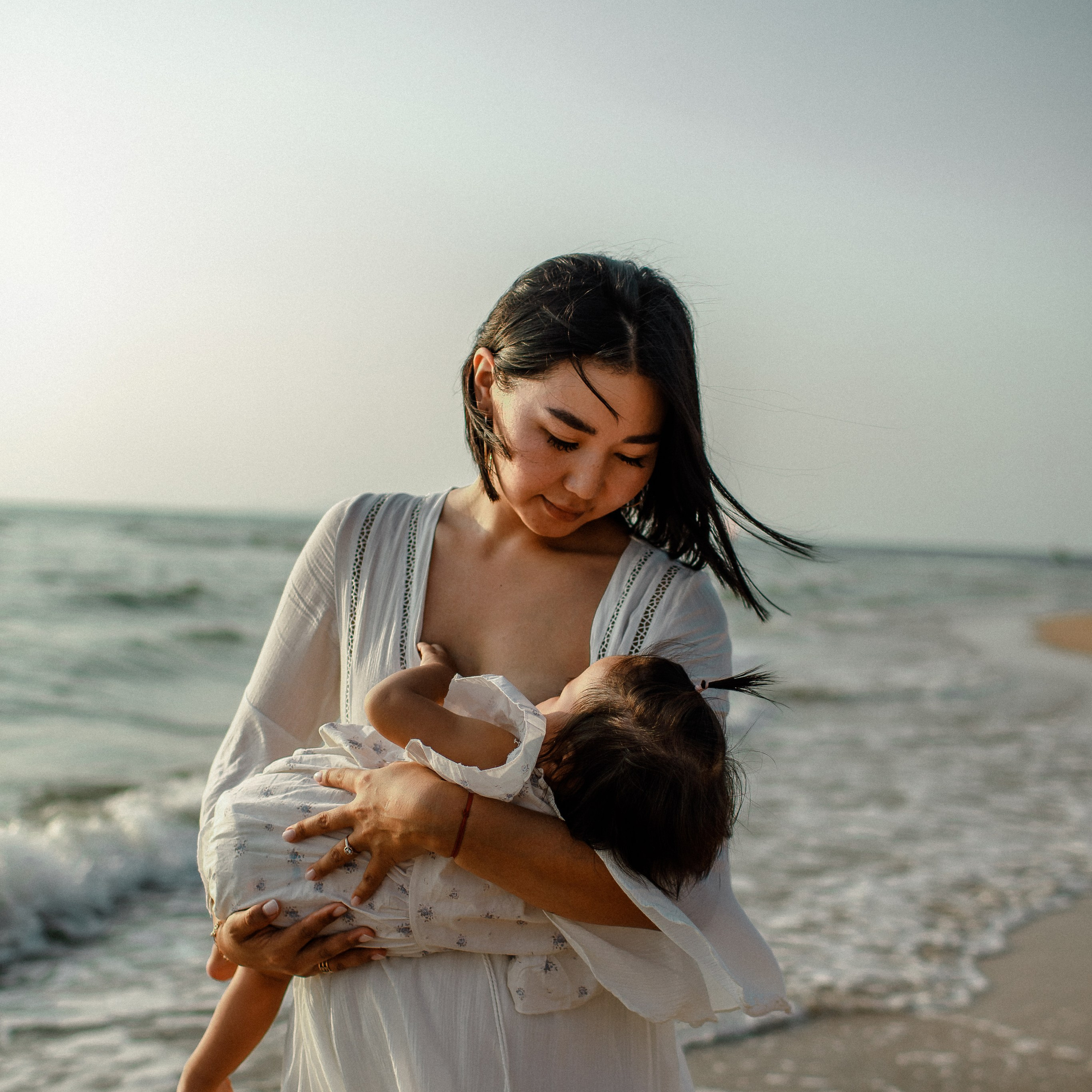 Фотосессия новорожденного, мама и малыш, грудное вскармливание