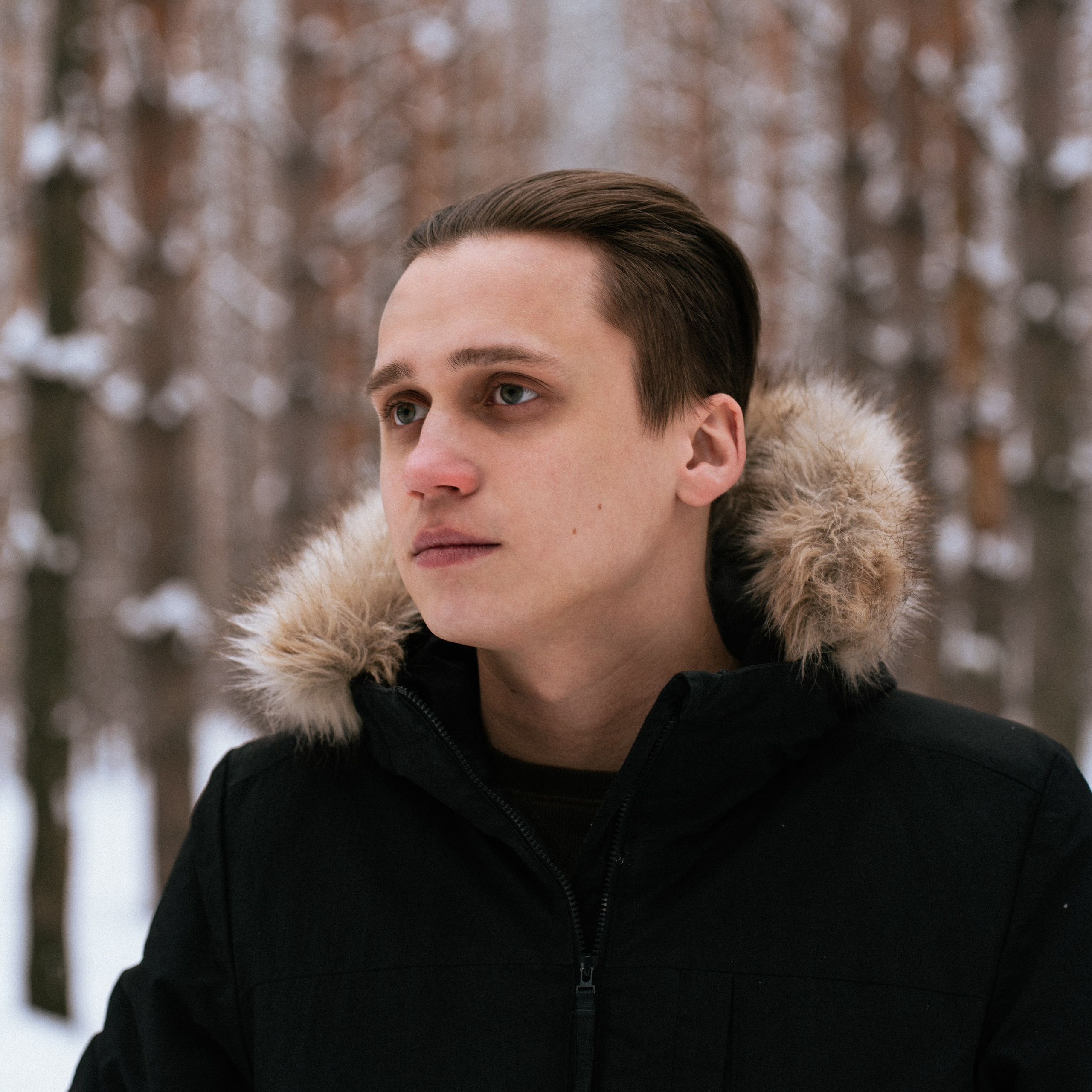 фото мужчины в снежном лесу