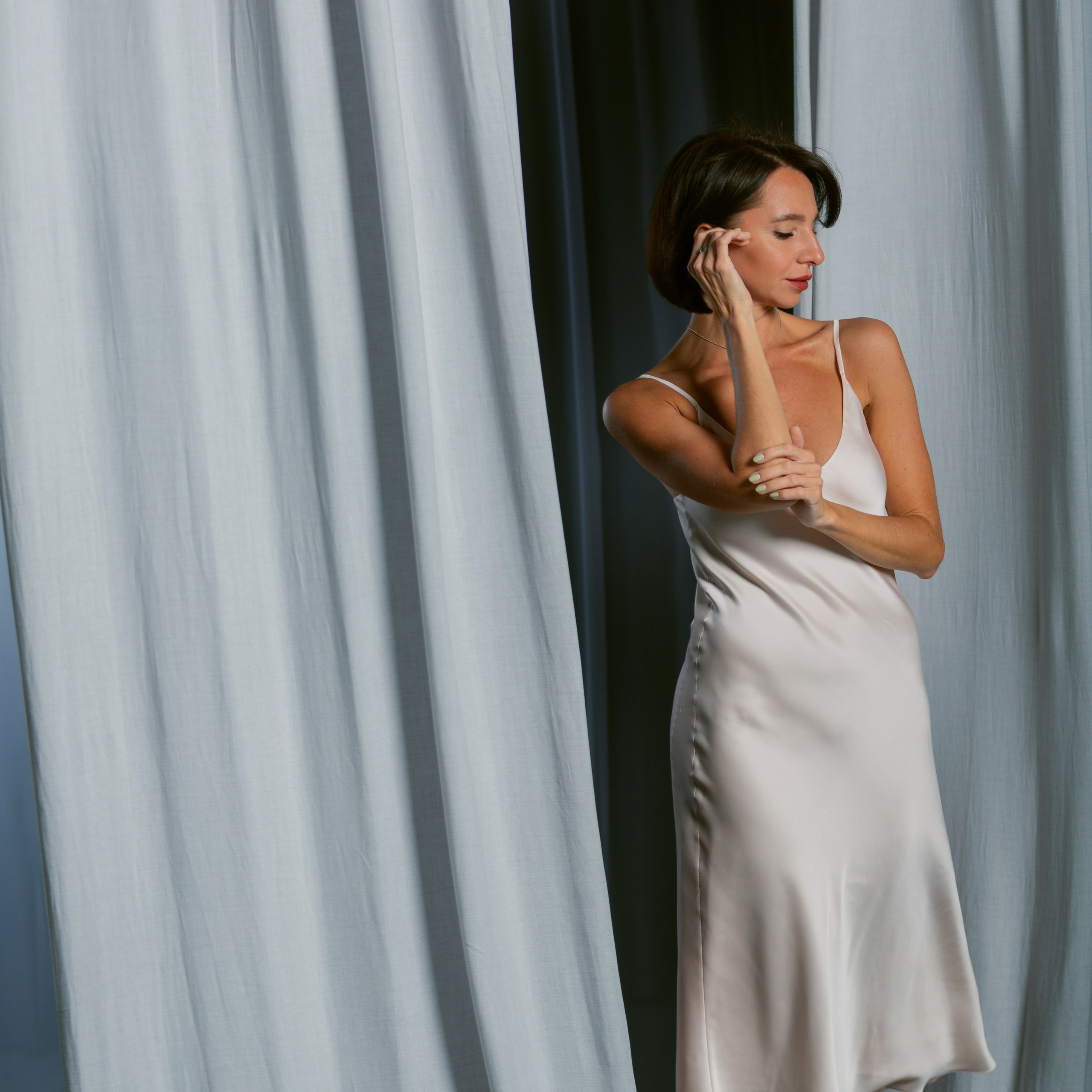 Пример позы и образа для фотосессии в студии — лёгкий и нейтральный стиль одежды