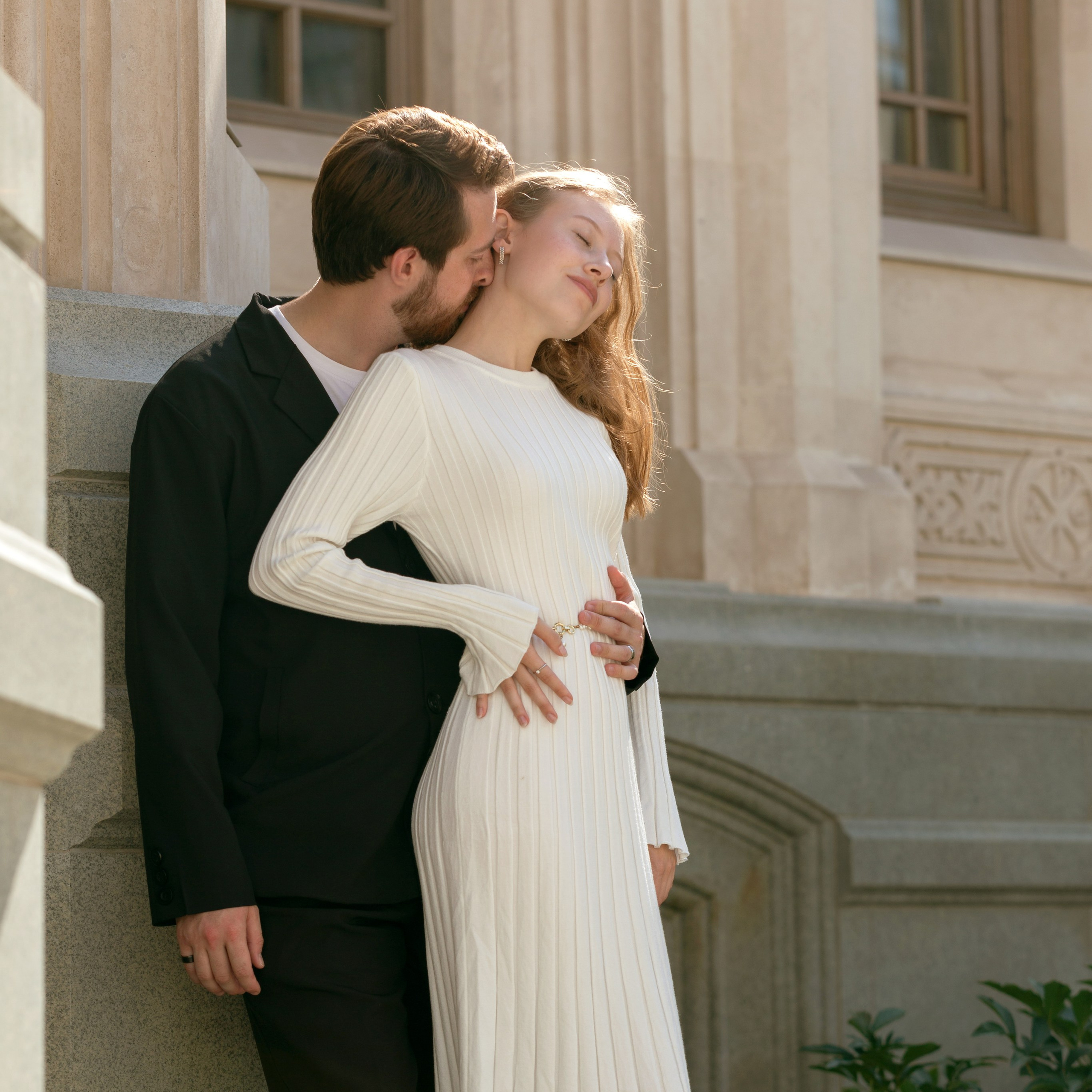 Идея для парной фотосессии в классическом стиле — объятия пары в элегантных образах у архитектурного фасада. Love Story в Москве.