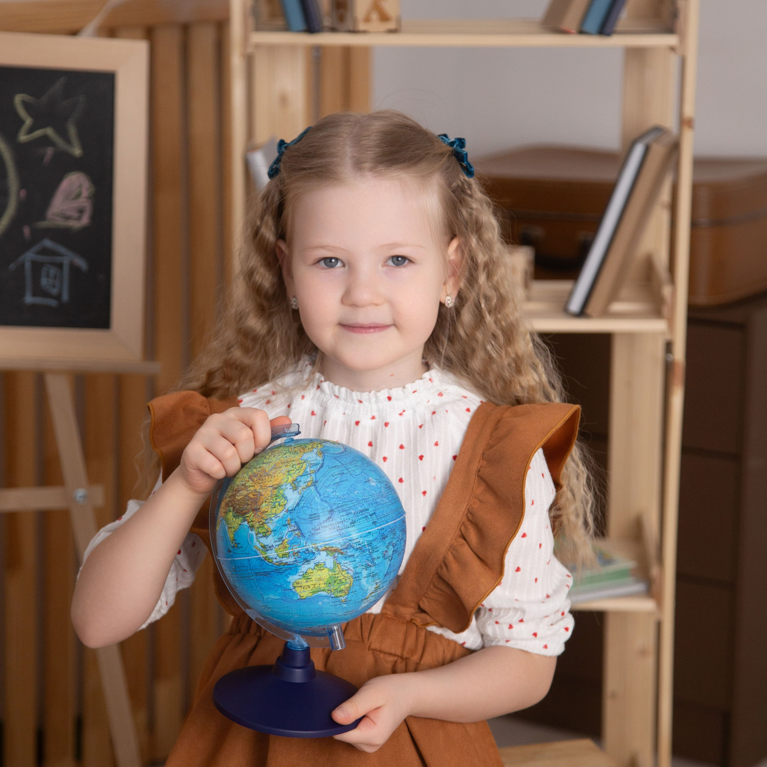 Семейный портрет: счастливая семья на фоне цветов