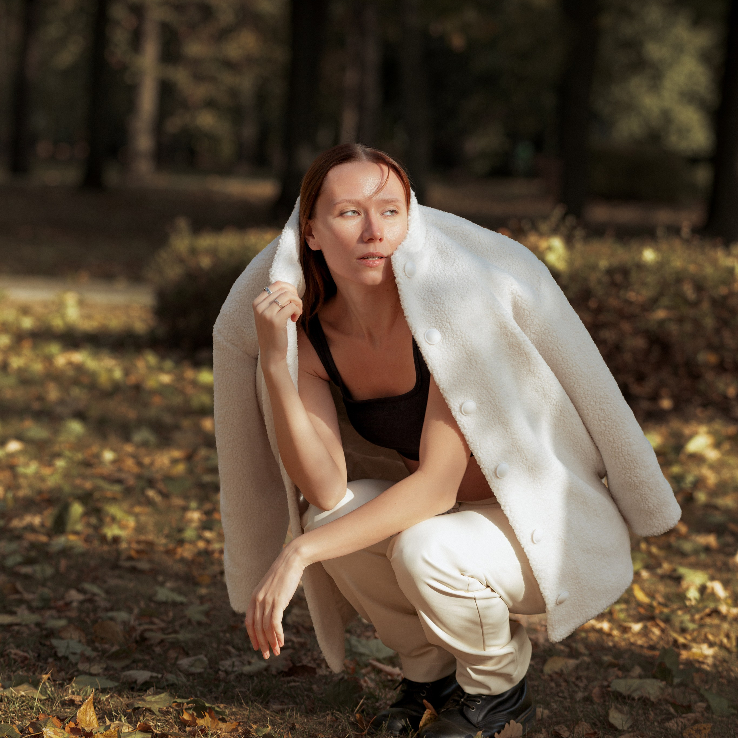 Романтичный образ: девушка  сидит на траве в осеннем парке.