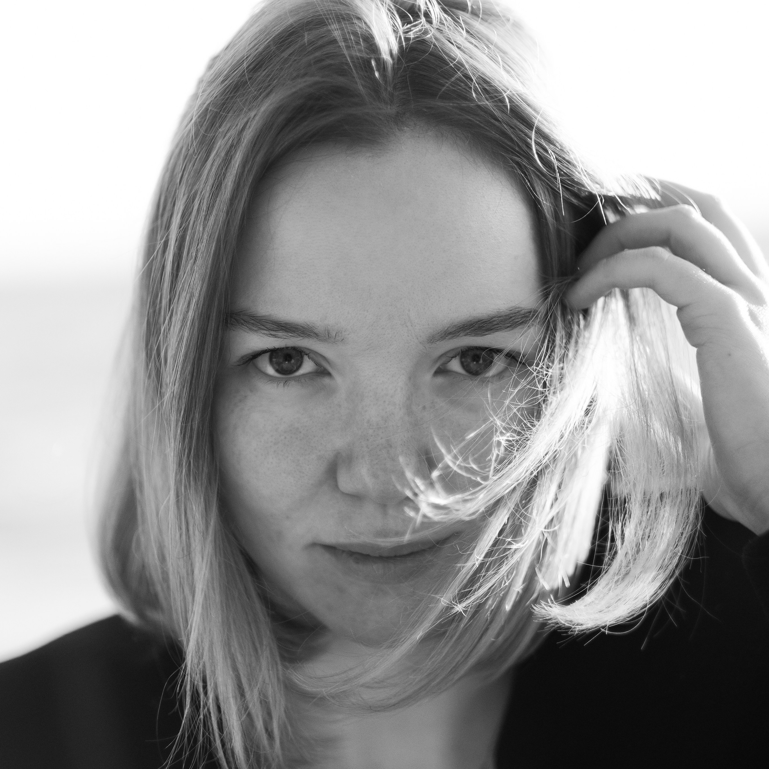 Портрет девушки чб в анфас 