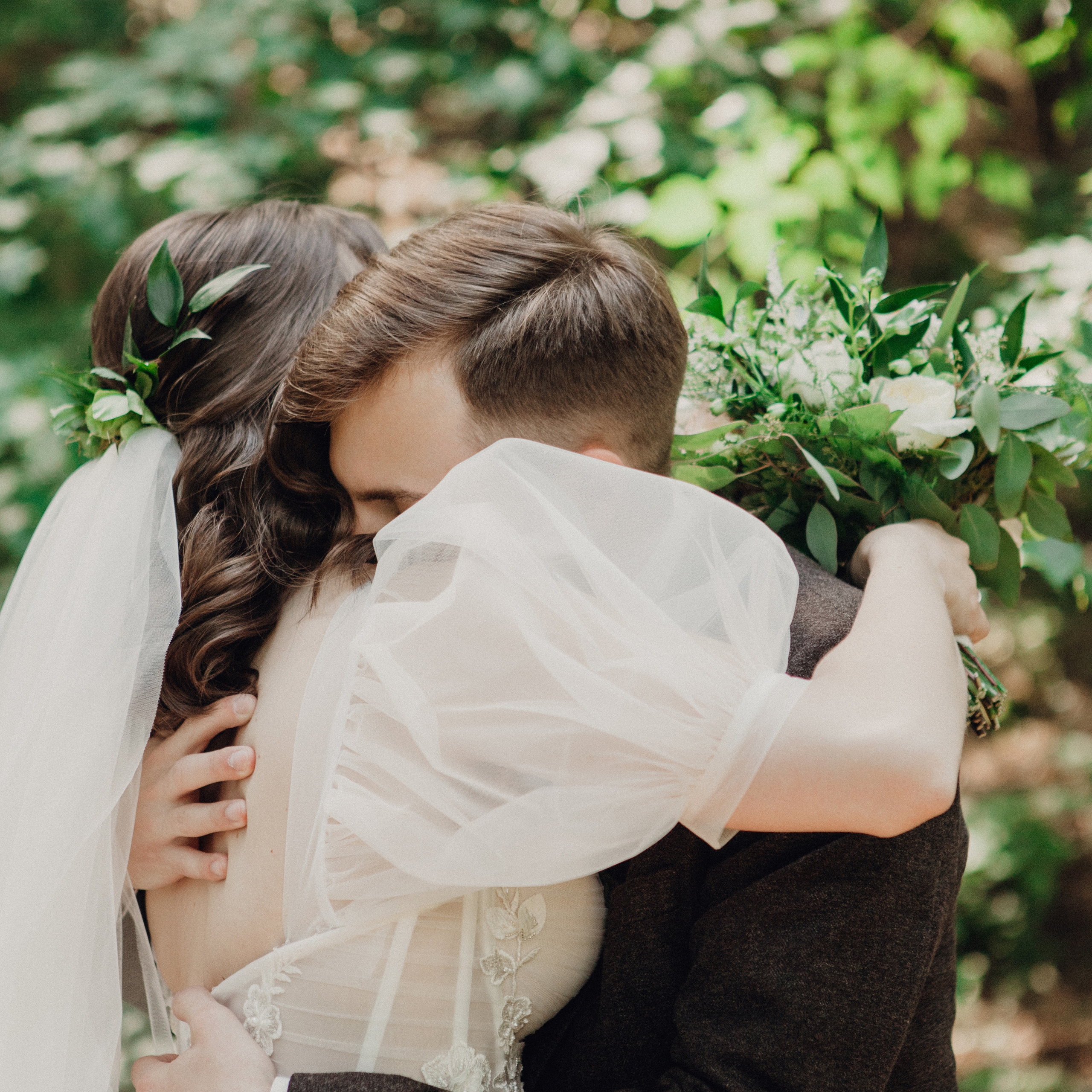 милая фотосессия в день свадьбы объятия встреча жениха и невесты