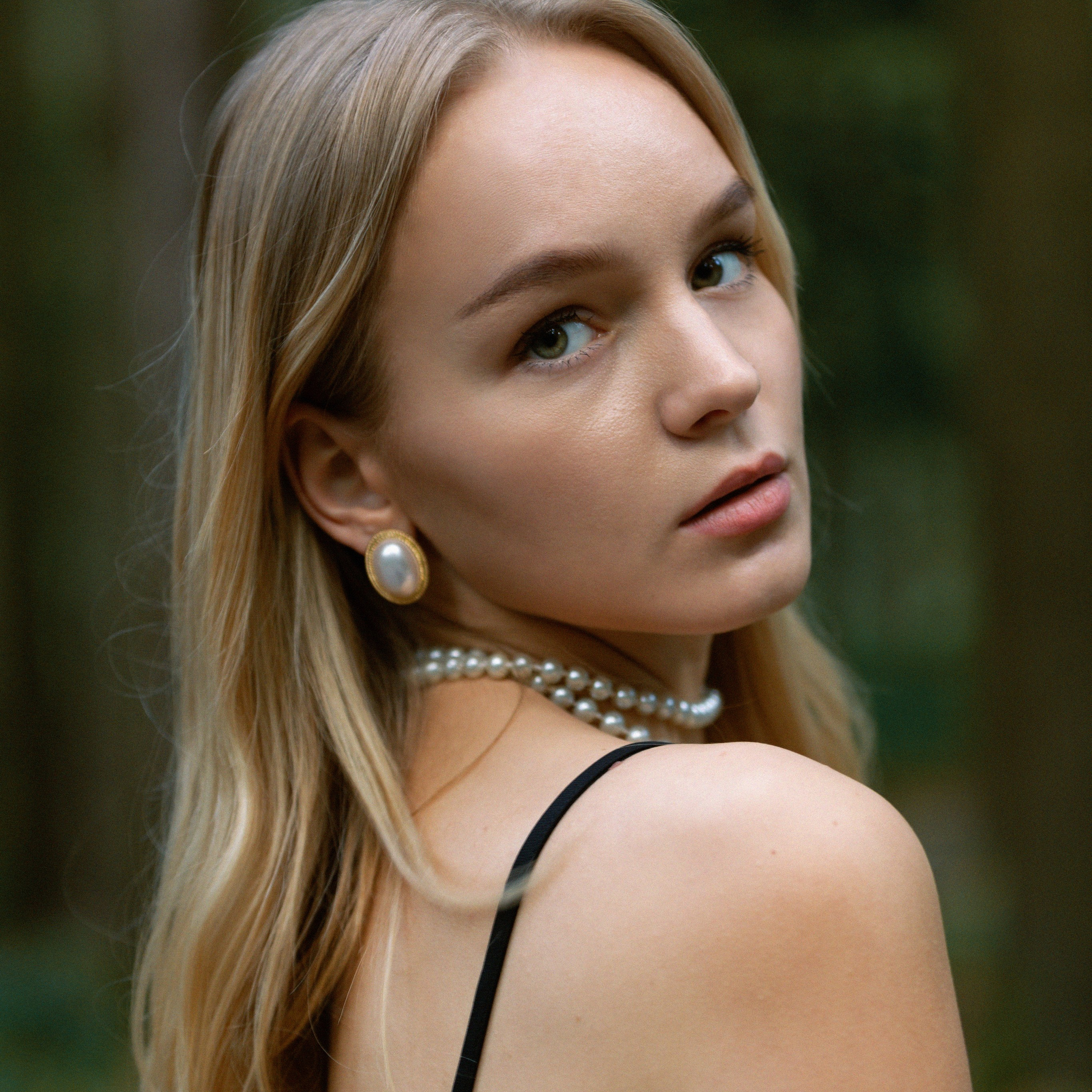 Портрет девушки на фоне зелёной травы, задумчивый взгляд. Работа с самоощущением через фотографию