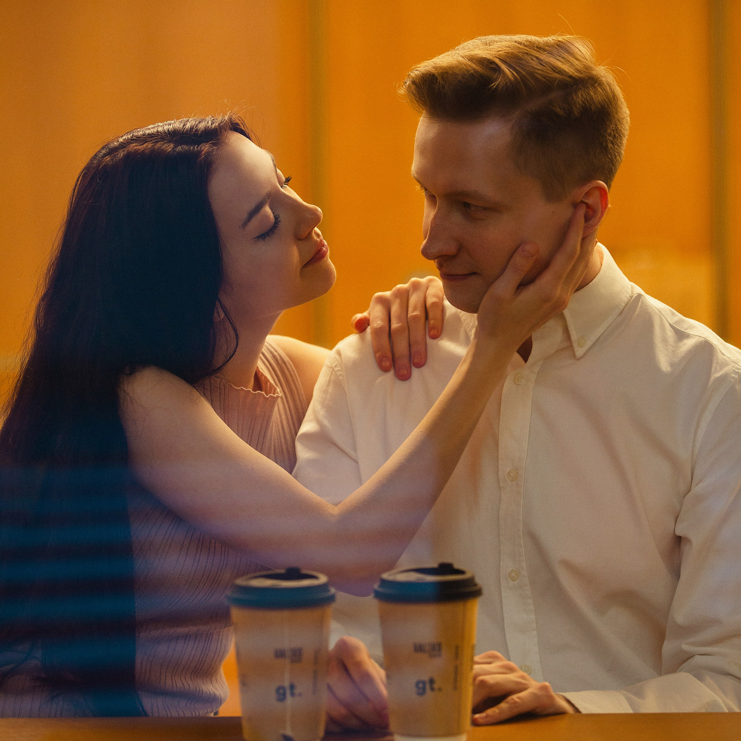 Идея для уютной парной фотосессии дома: теплый вечер, кружки кофе, настоящие эмоции. Love Story в интерьере, Москва.