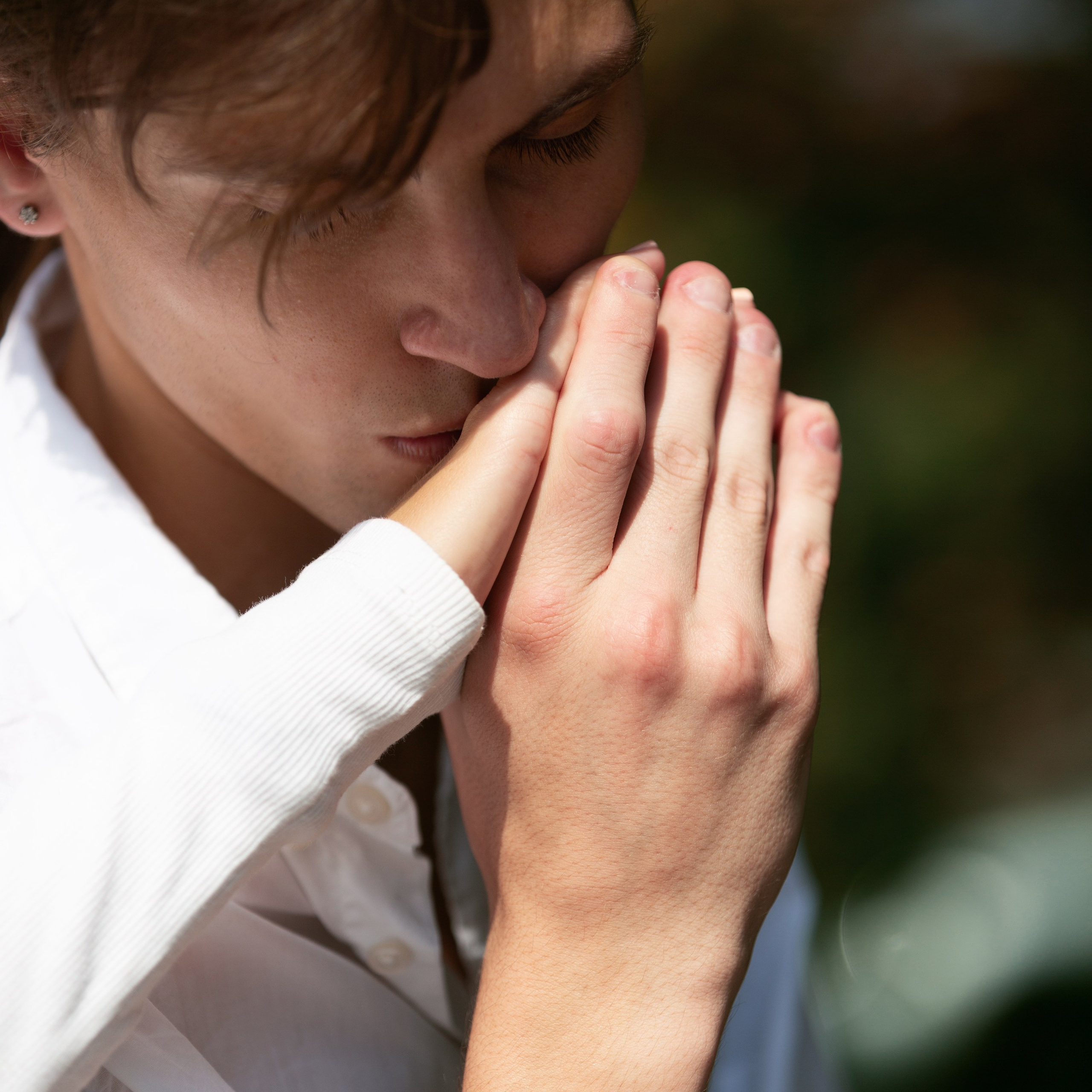 Муж целует руку жене. Тёплые моменты, которые стоит сохранить на печатных снимках.